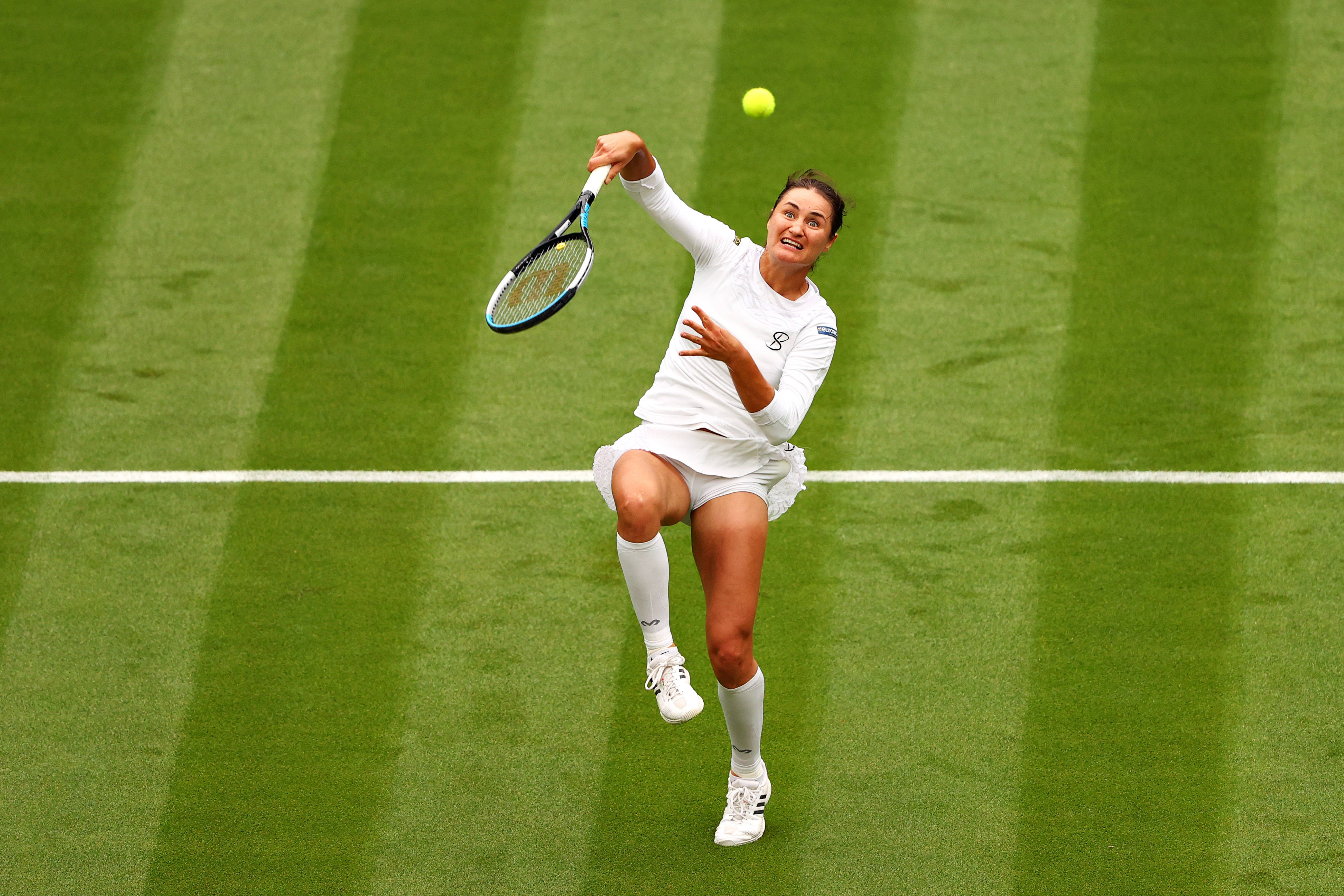 Monica Niculescu, yellow ball, vibrant green grass court, 4K Desktop Wallpaper