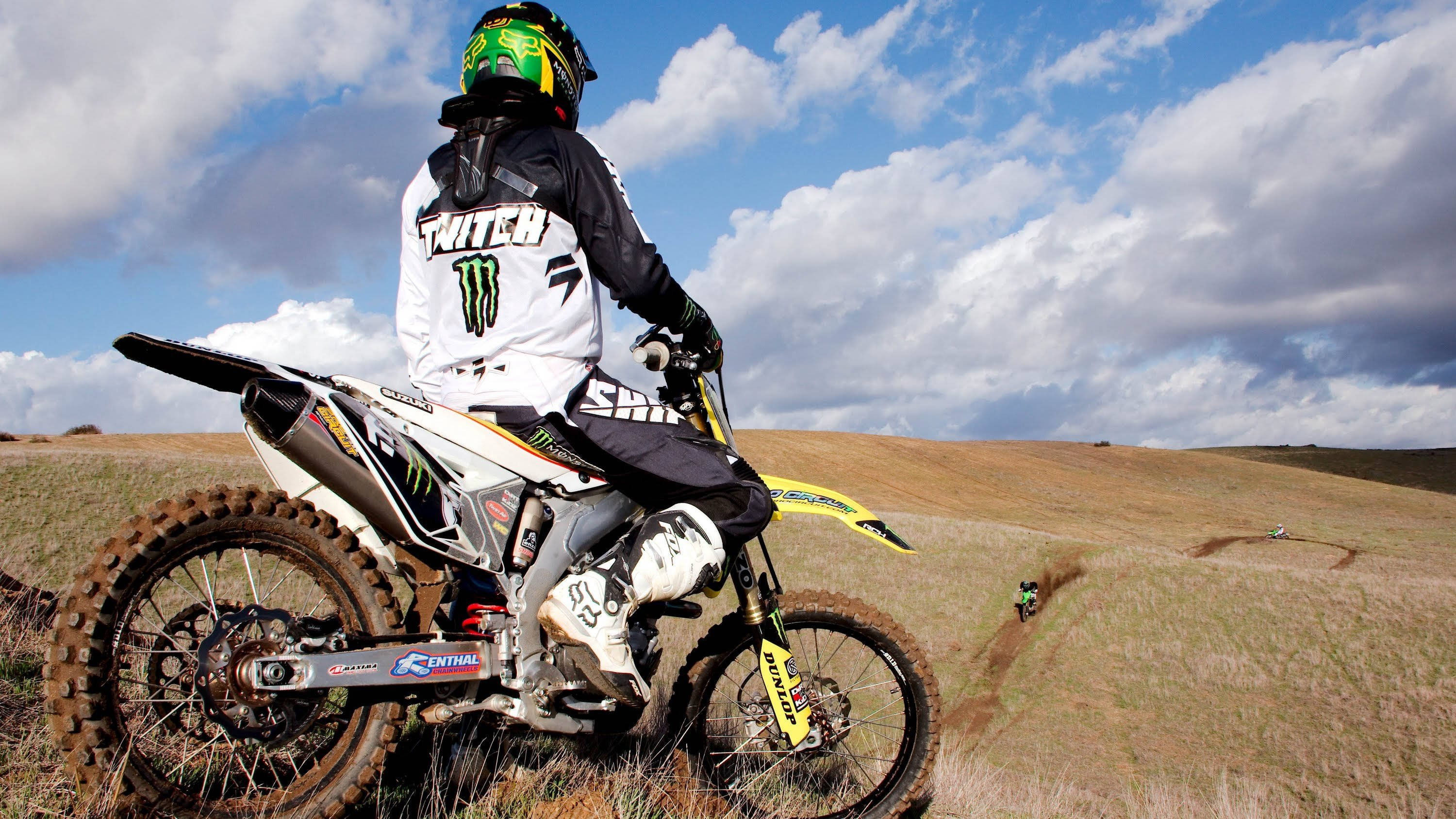 motocross rider, dirt bike, grassy hill, 2K Desktop Wallpaper