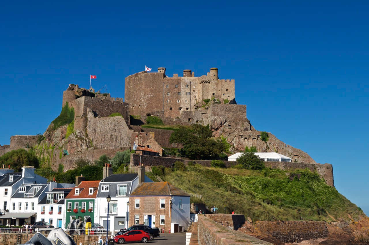 Mont Orgueil Castle, vibrant sunset, grassy cliff, HD Desktop Wallpaper