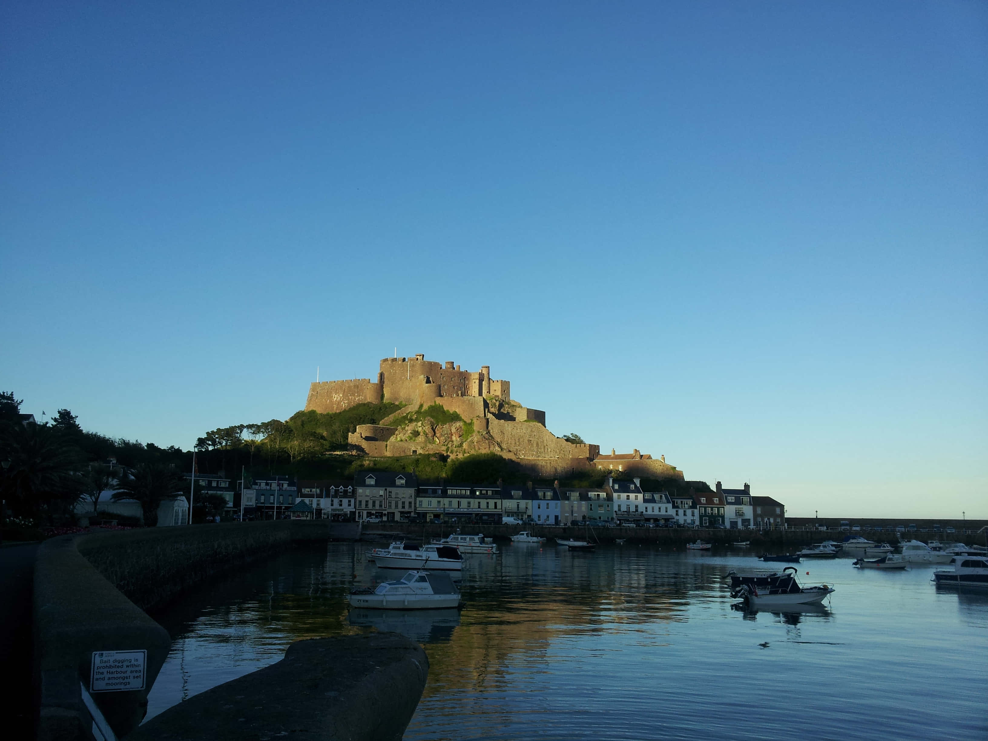 Mont Orgueil Castle, coastline, calm harbor, 2K Desktop Wallpaper