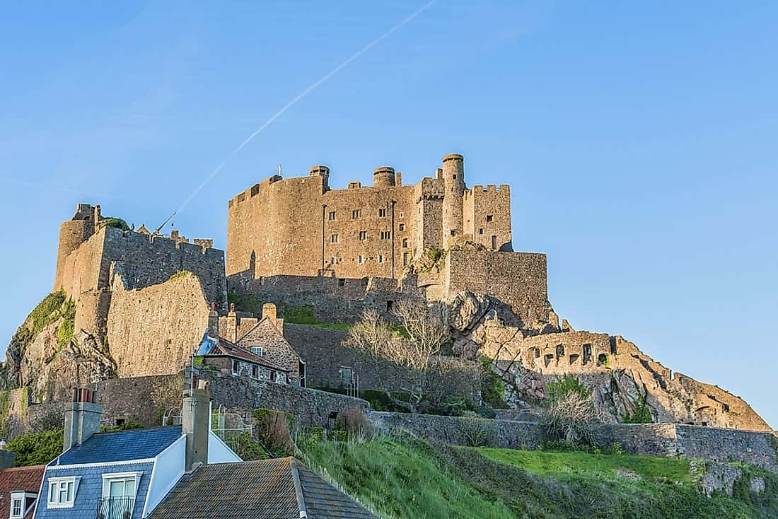 Mont Orgueil Castle, sunlit stone walls, rocky hill, SD Desktop Wallpaper