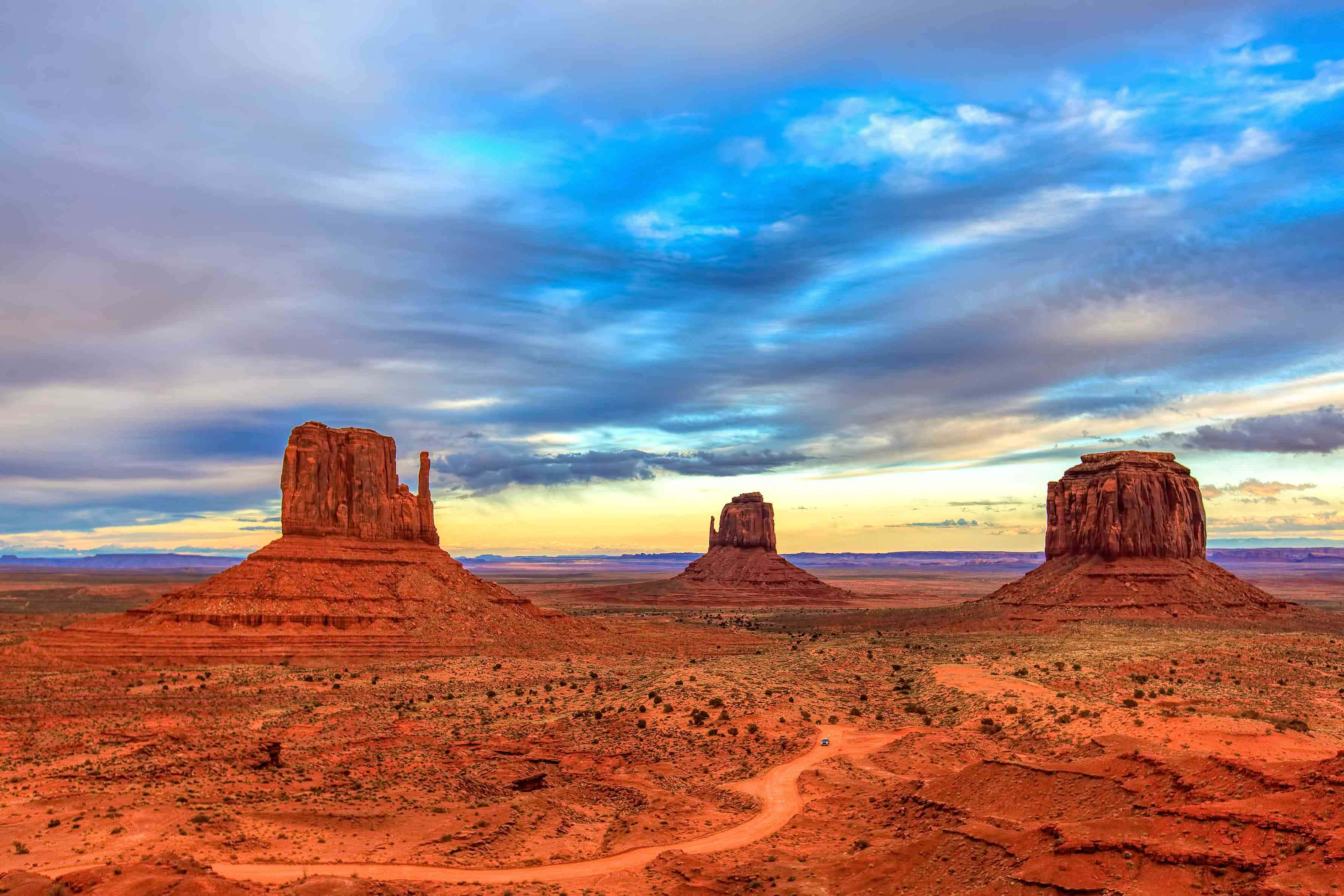 Monument Valley Navajo Tribal Park, red sandstone buttes, vast desert, 2K Desktop Wallpaper