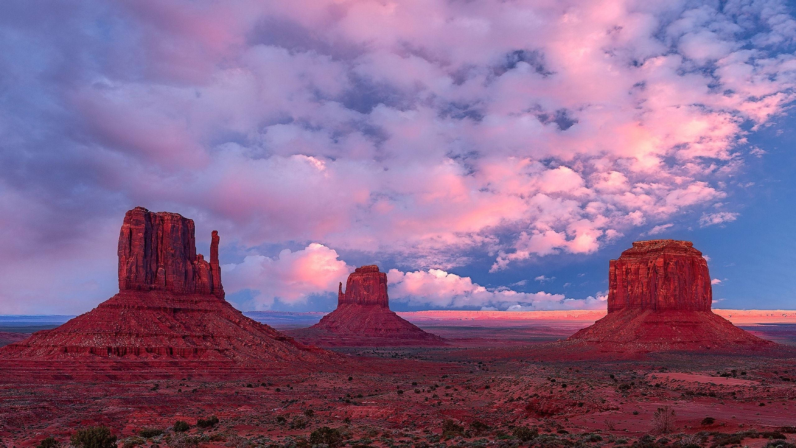 Monument Valley, red sandstone buttes, desert floor, 2K Desktop Wallpaper