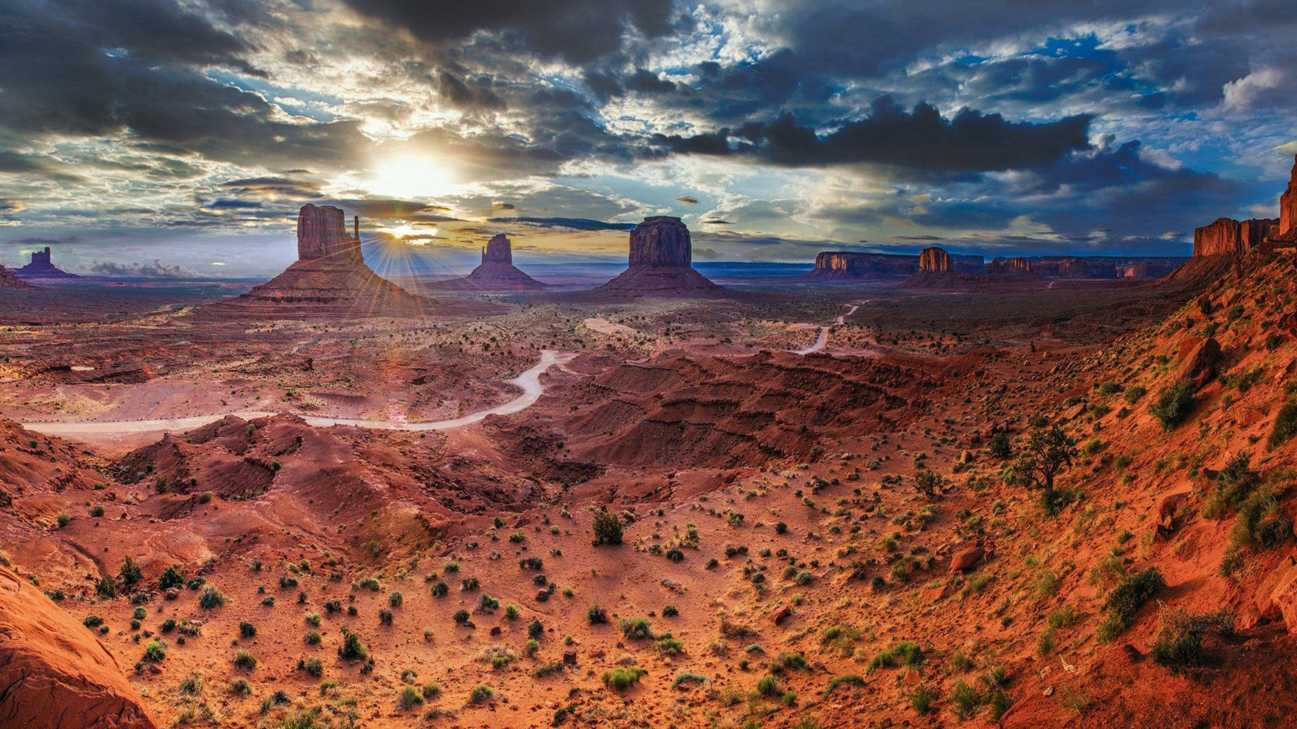 Monument Valley, red buttes, storm clouds, 2K Desktop Wallpaper