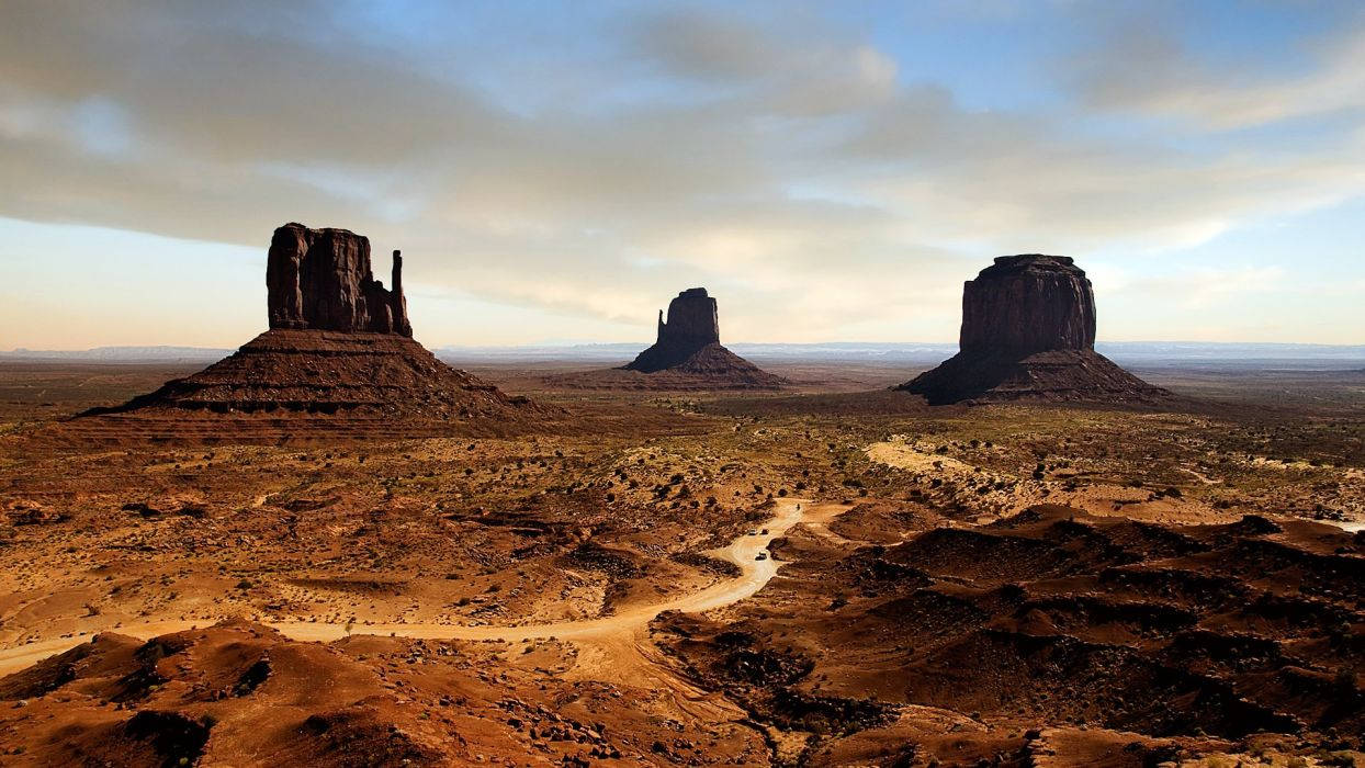 Monument Valley, red sandstone buttes, desert plain, SD Desktop Wallpaper