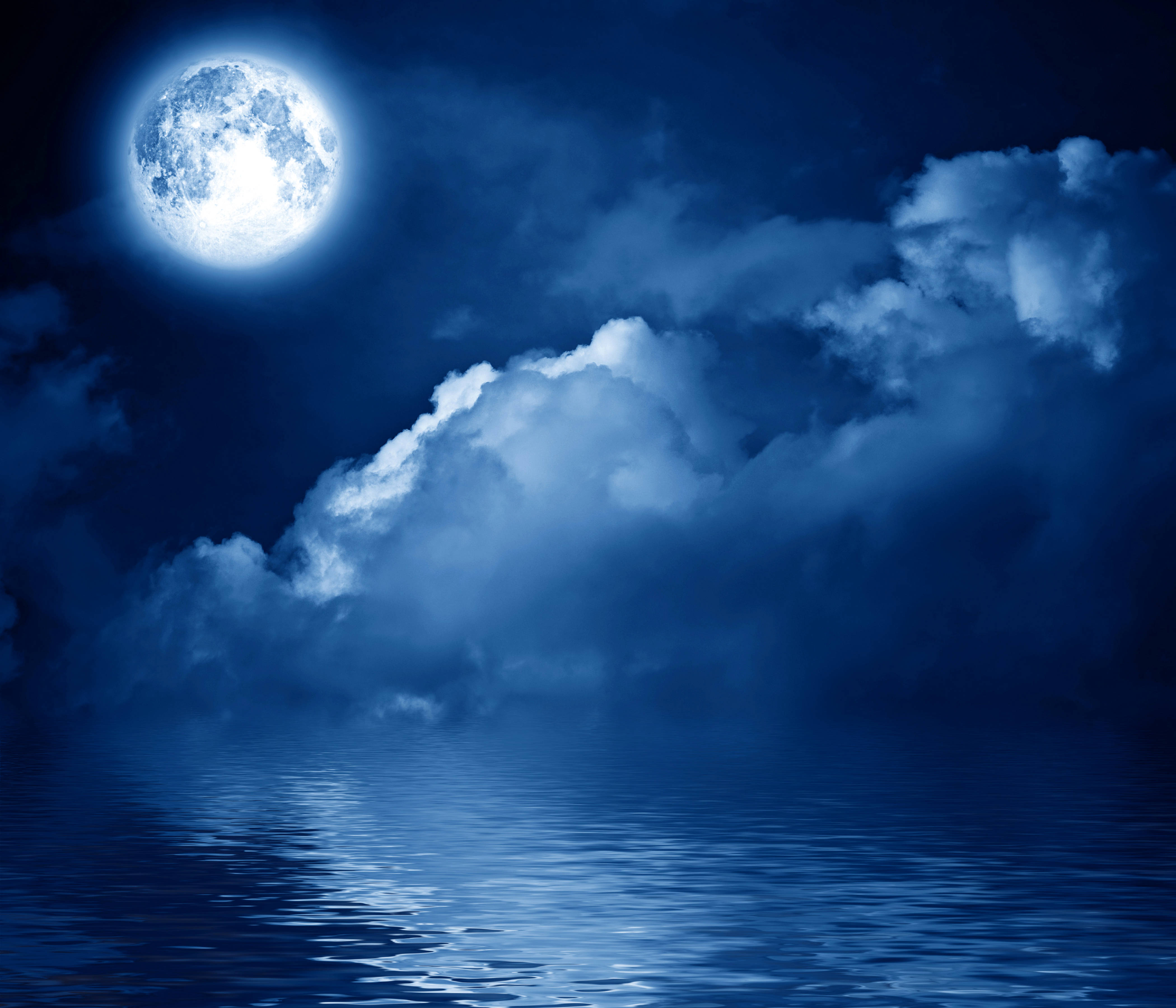 Moon, night sky, low clouds, 4K Desktop Wallpaper