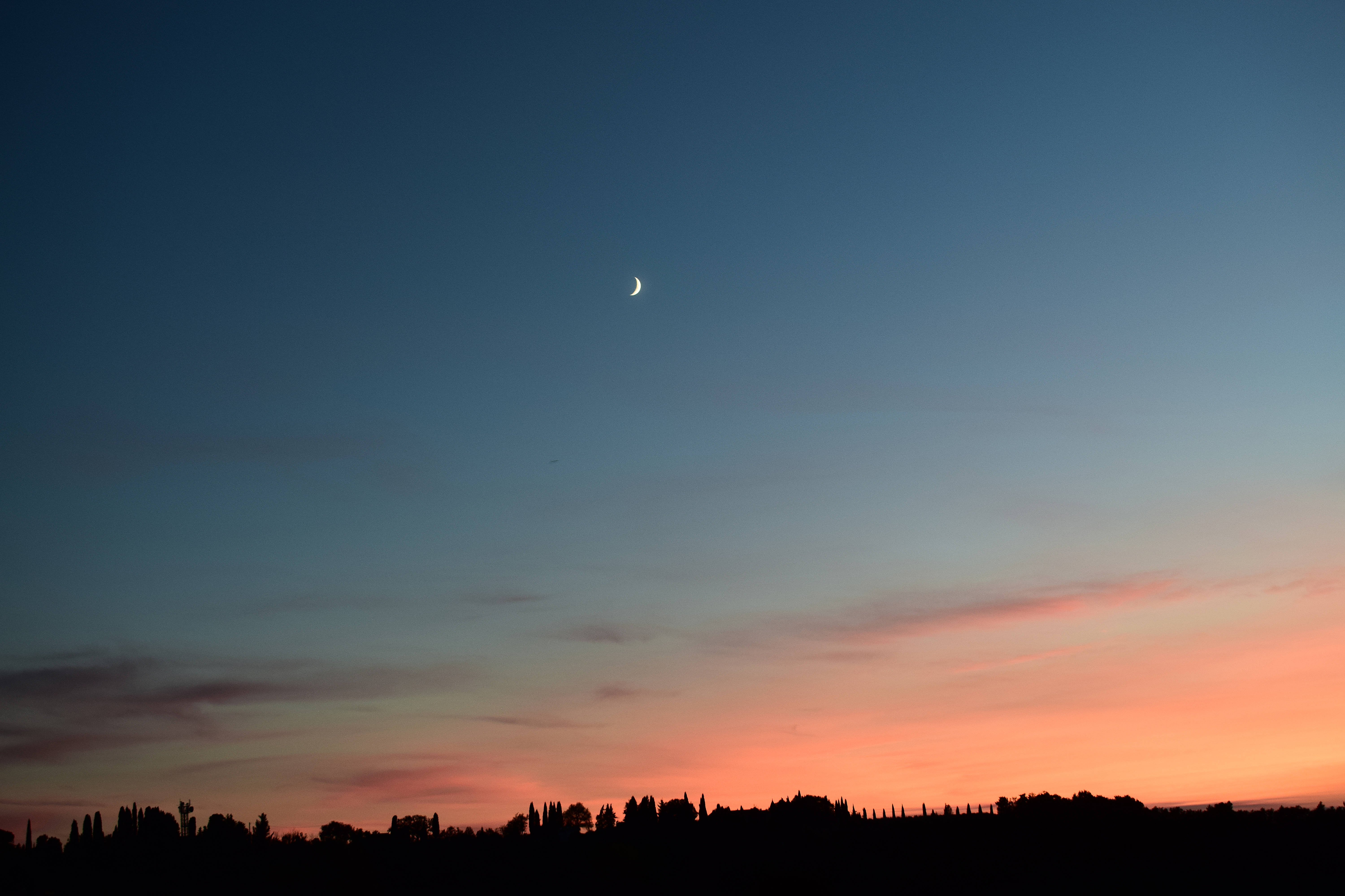 crescent moon, twilight sky, orange and blue hues, 5K Desktop Wallpaper