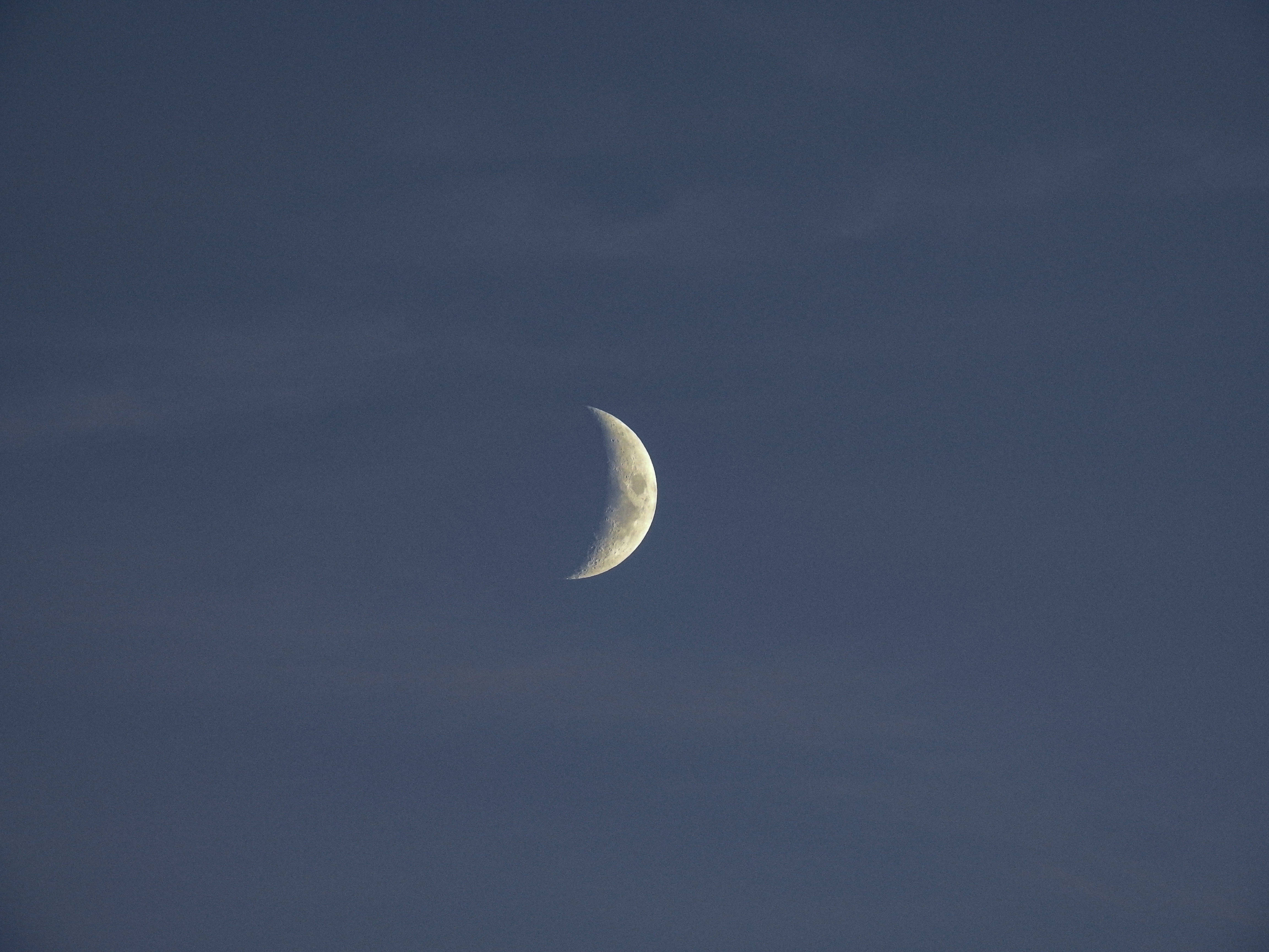 crescent moon, twilight sky, wispy clouds, 4K Desktop Wallpaper