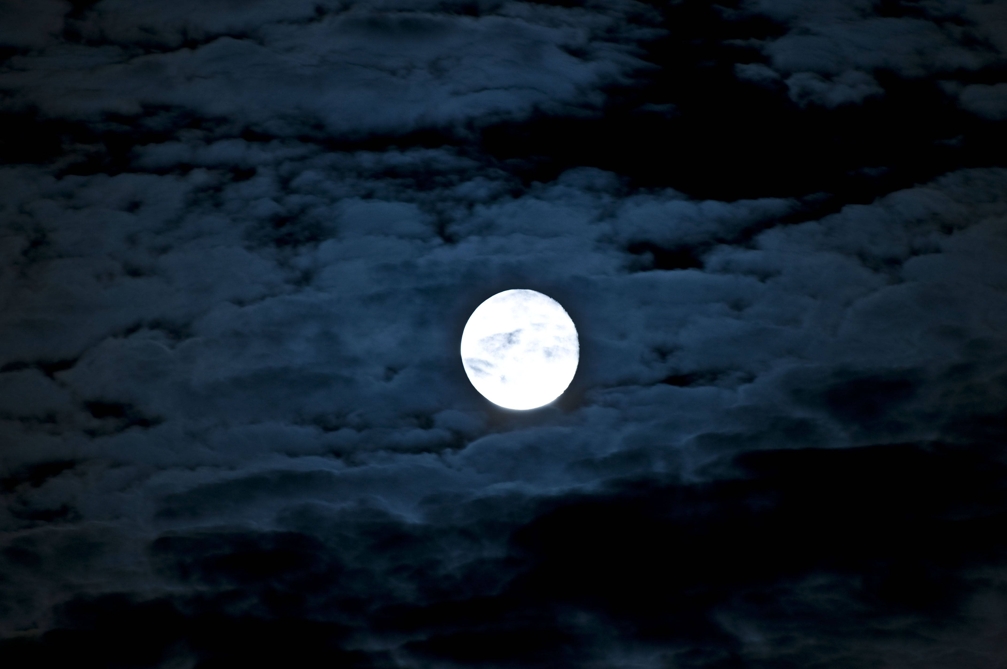 glowing beautiful moon, dark sky, luminous full moon, 4K Desktop Wallpaper