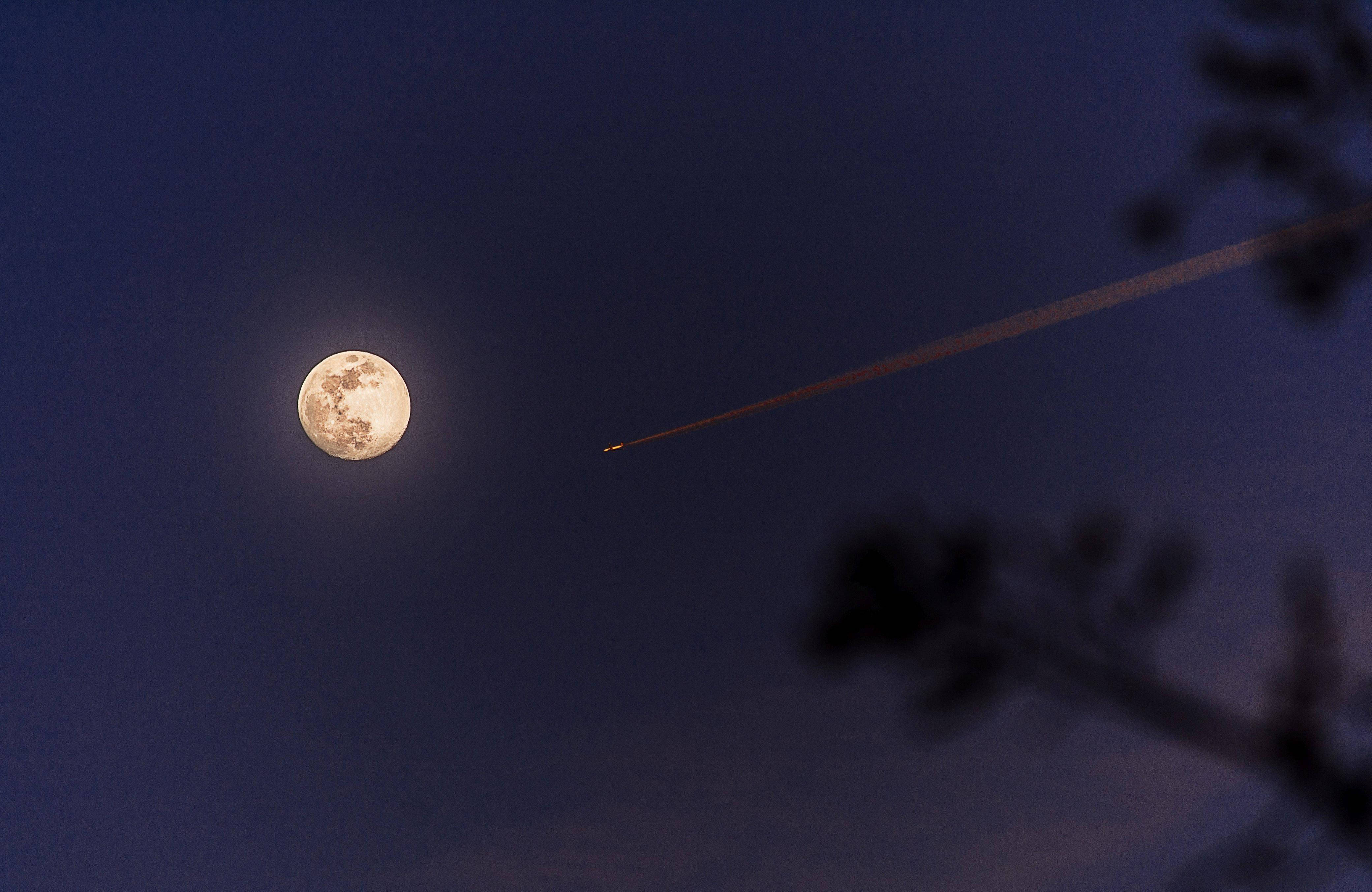glowing moon, deep blue night sky, glowing meteor, 4K Desktop Wallpaper