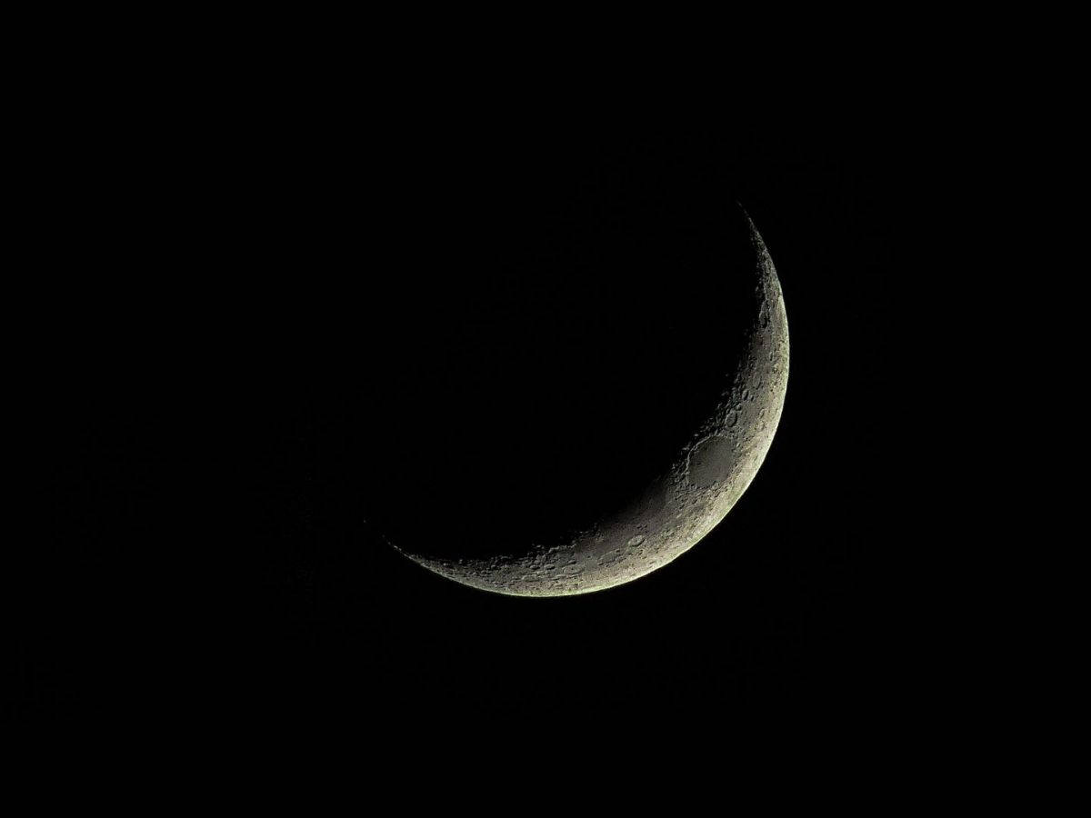 waxing crescent moon, pitch-black sky, craters, SD Desktop Wallpaper