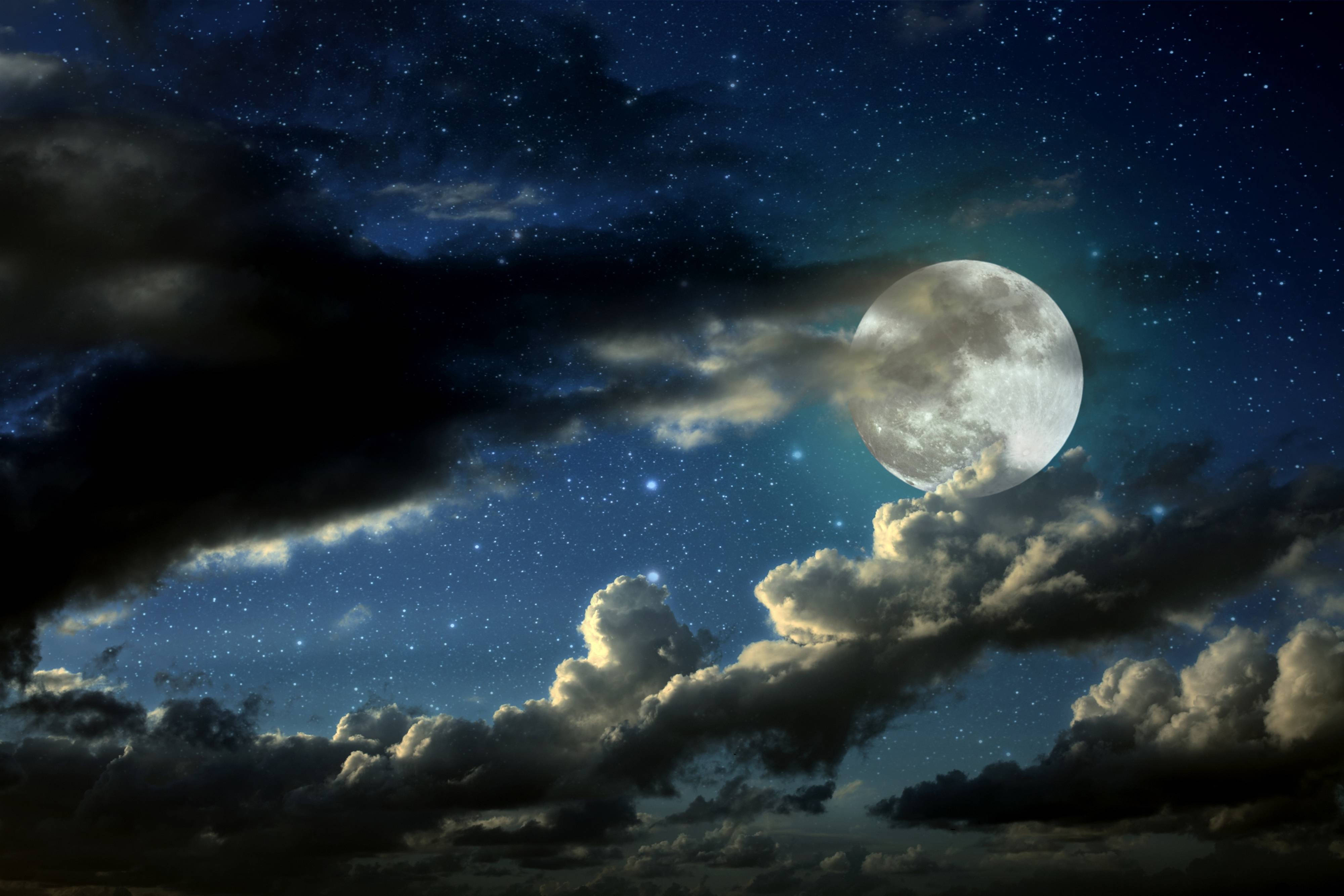 full moon, dramatic clouds, starry night sky, 4K Desktop Wallpaper