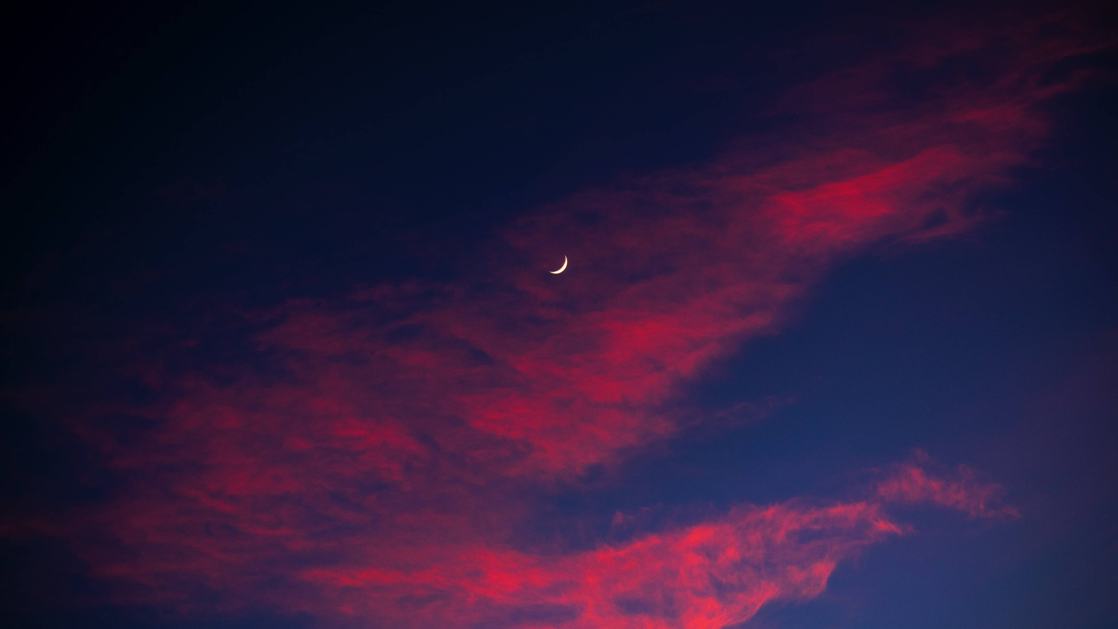 Moonlight 4K, crescent moon, crimson clouds, 4K Desktop Wallpaper
