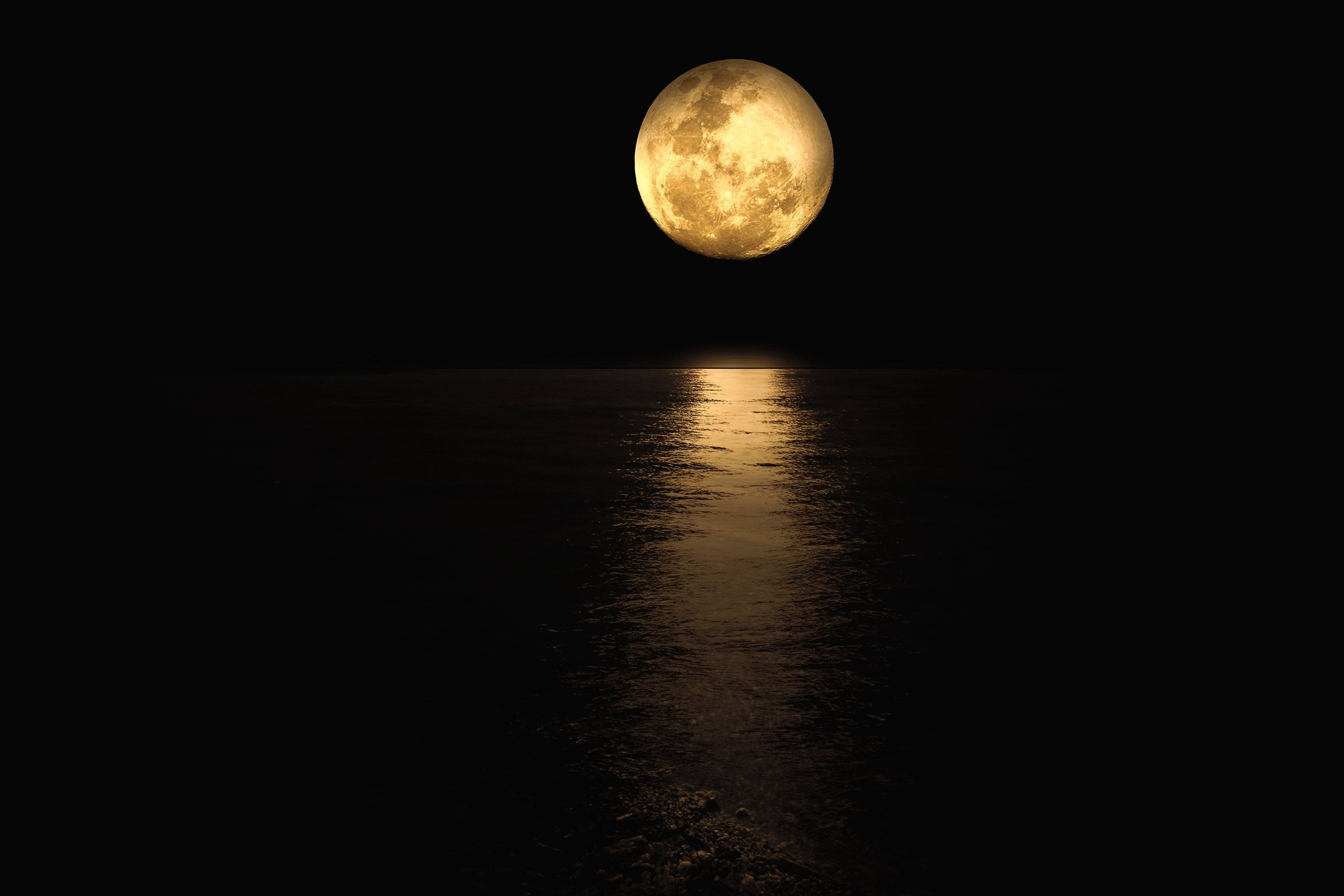 Pale Yellow Moonlight, full moon, dark ocean, 4K Desktop Wallpaper