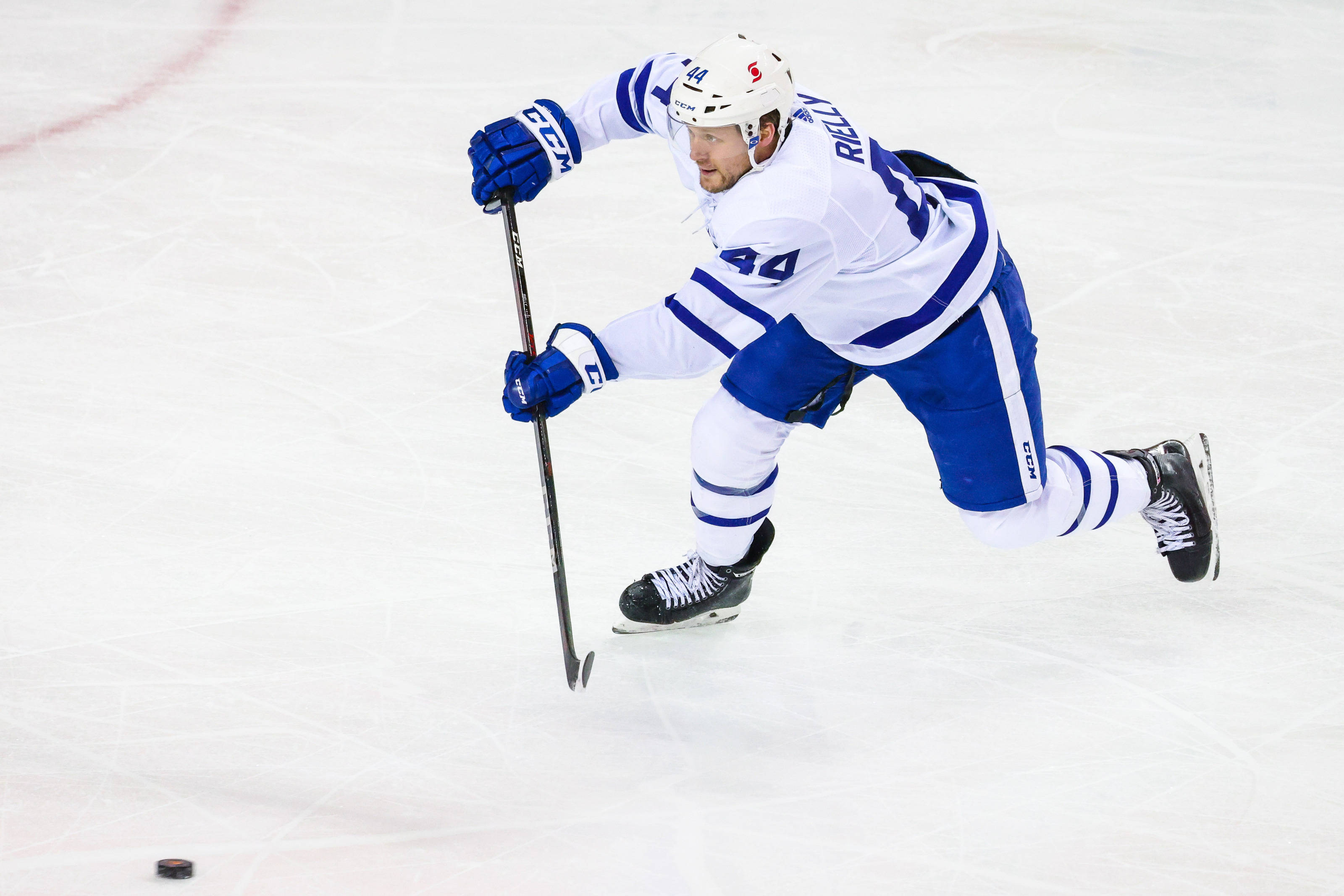 Morgan Rielly, white and blue uniform, ice, 2K Desktop Wallpaper