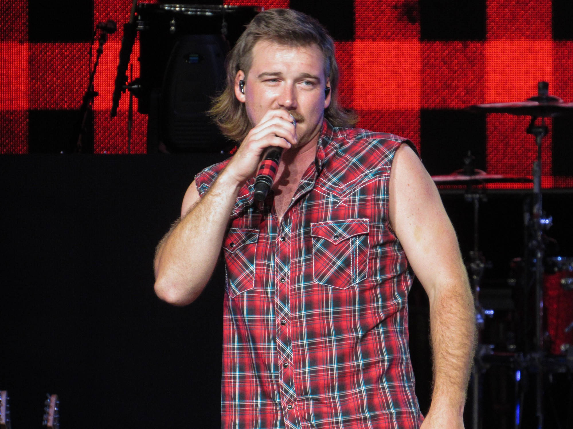 Morgan Wallen, red plaid sleeveless shirt, red and black checkered LED backdrop, Full HD Desktop Wallpaper