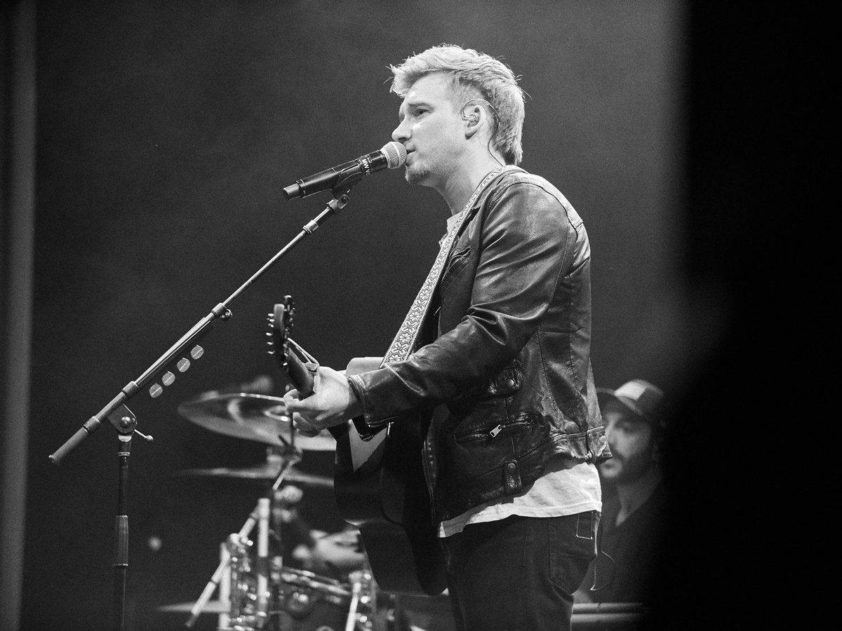 Morgan Wallen, leather jacket, mic, SD Desktop Wallpaper