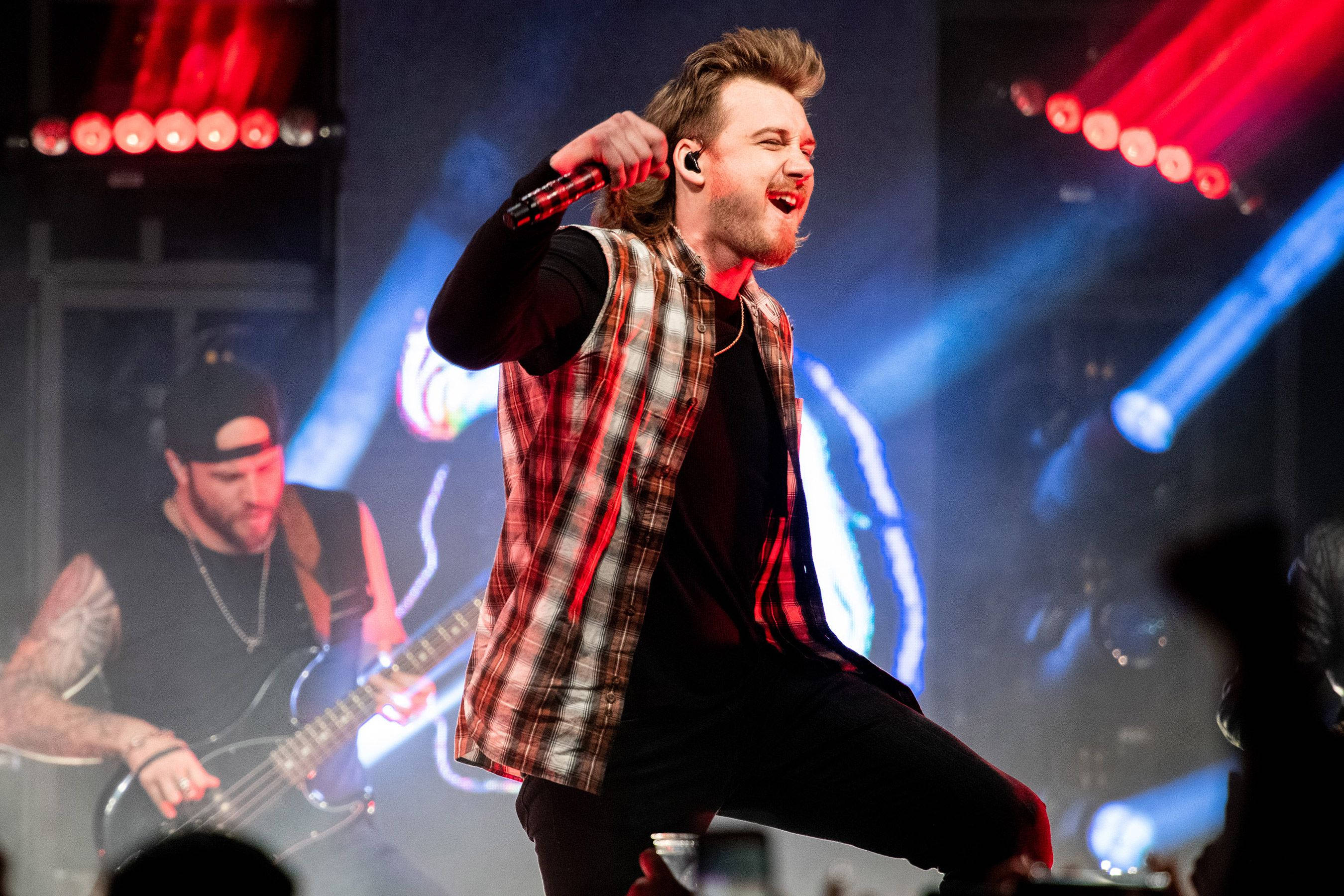 Morgan Wallen, plaid vest, vibrant red and blue stage lights, 2K Desktop Wallpaper