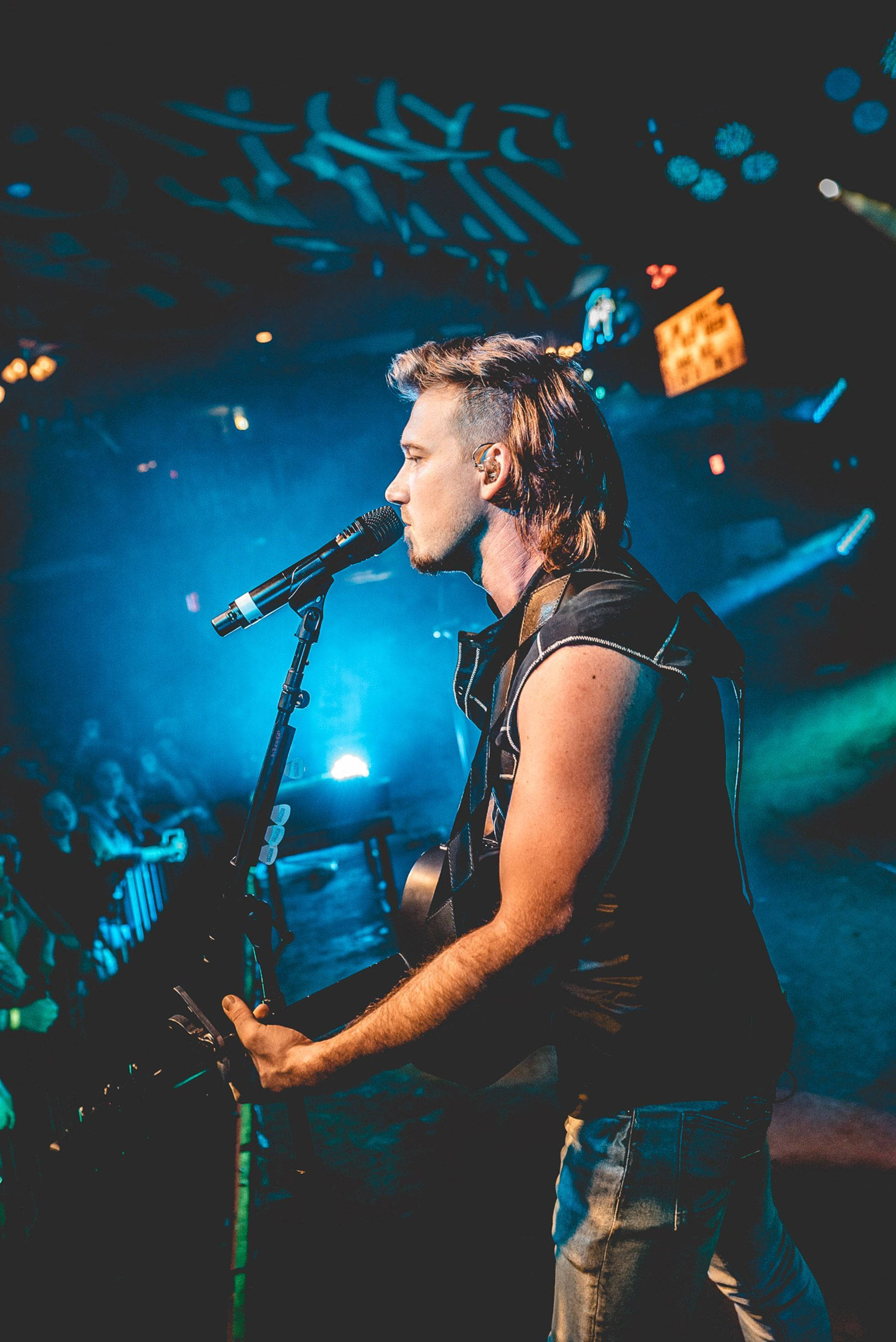 Morgan Wallen, mullet hairstyle, guitar, 2K Phone Wallpaper