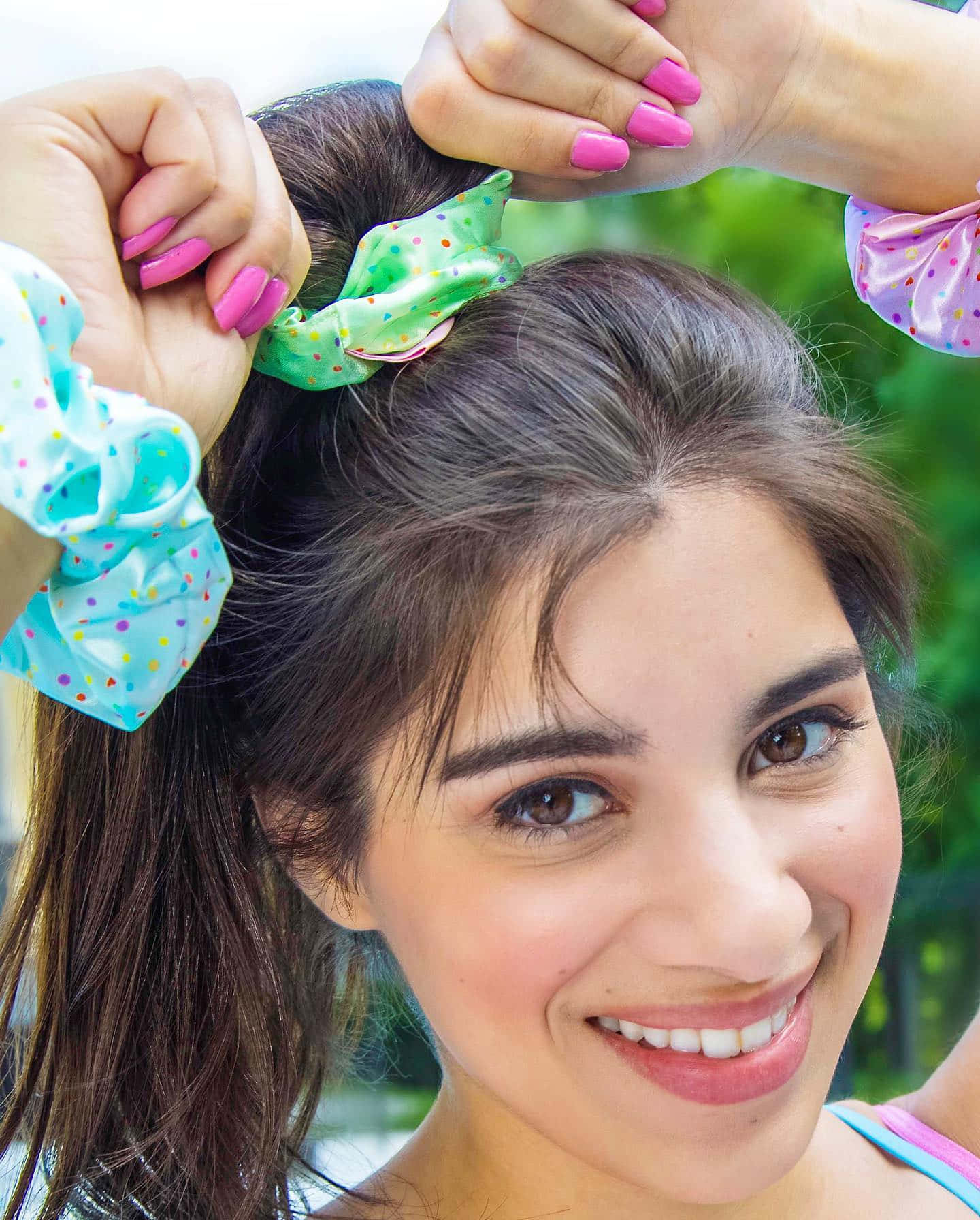 Moriah Elizabeth, colorful polka dot scrunchies, cheerful young woman, HD Phone Wallpaper