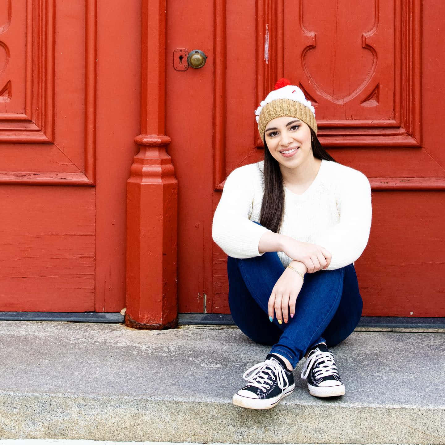 Moriah Elizabeth, festive hat, concrete step, HD Desktop Wallpaper