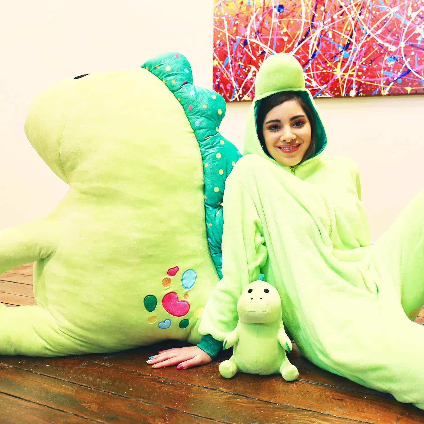 Moriah Elizabeth, lime green dinosaur onesie, giant matching plush toy, HD Desktop Wallpaper
