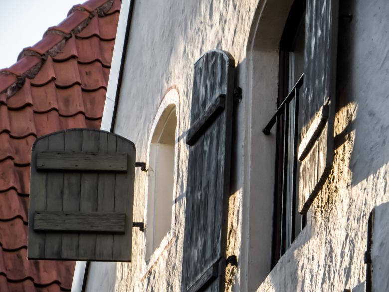 Morning City, red tiled roof, weathered wooden shutters, SD Desktop Wallpaper