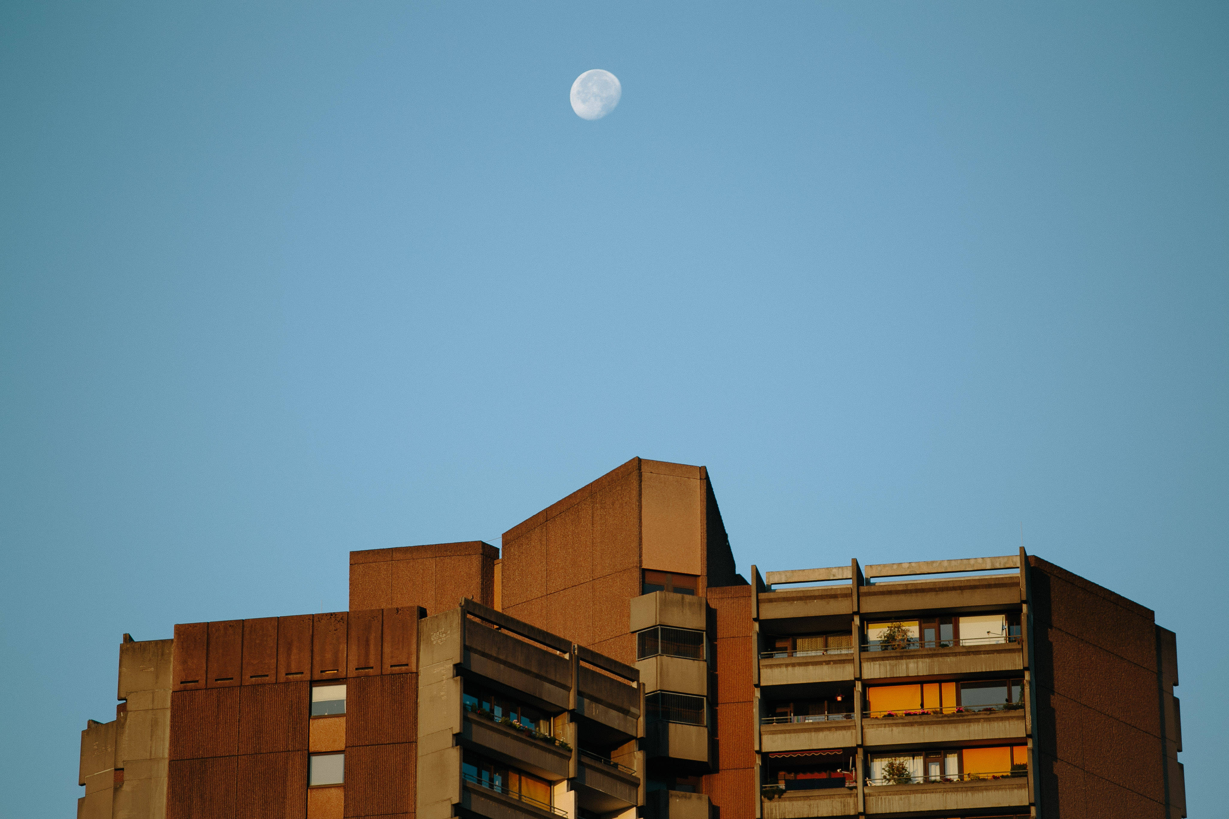 Morning City, brown building, clear blue sky, 4K Desktop Wallpaper