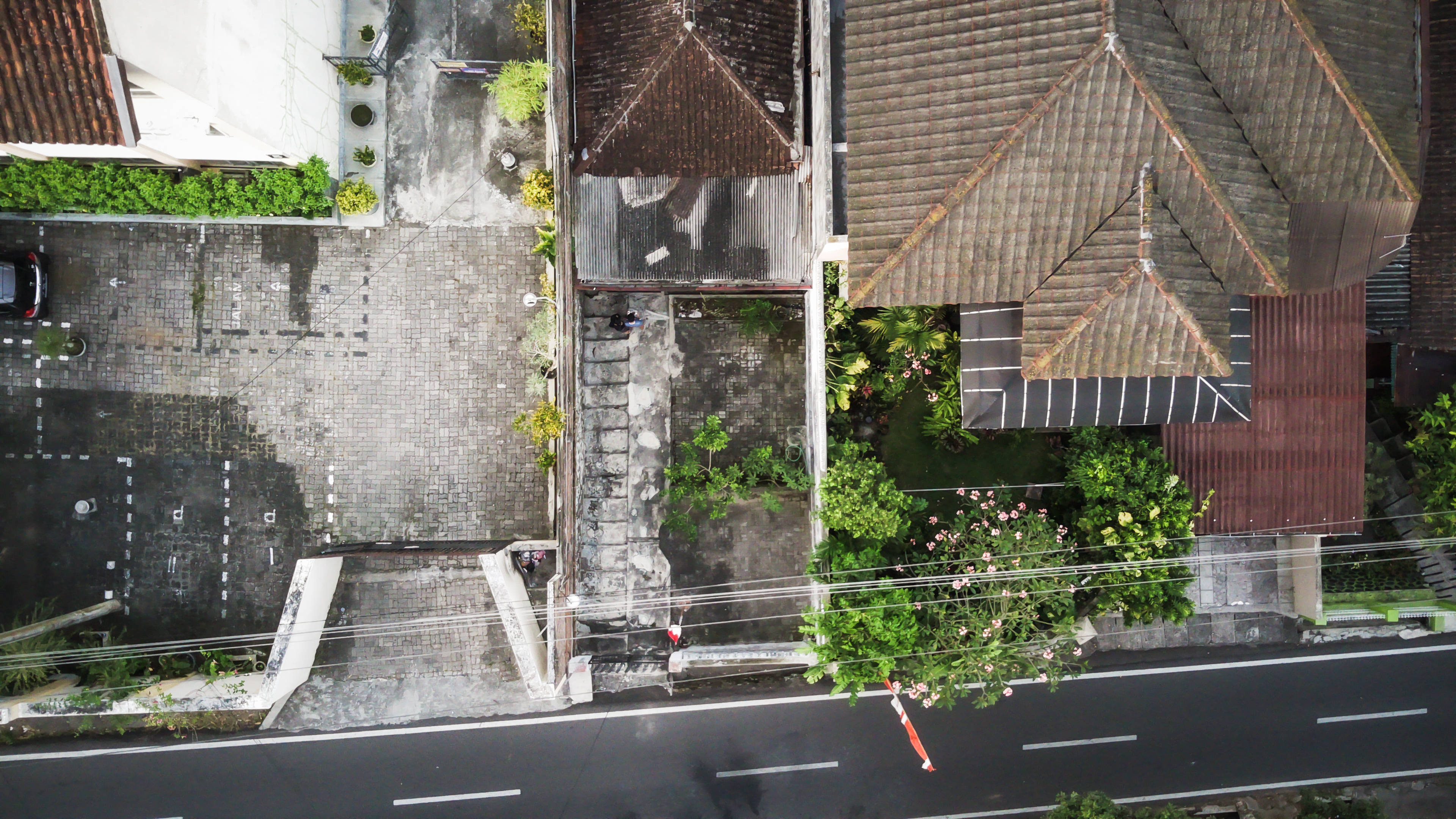 Morning City, concrete wall, tiled-roof houses, 4K Desktop Wallpaper