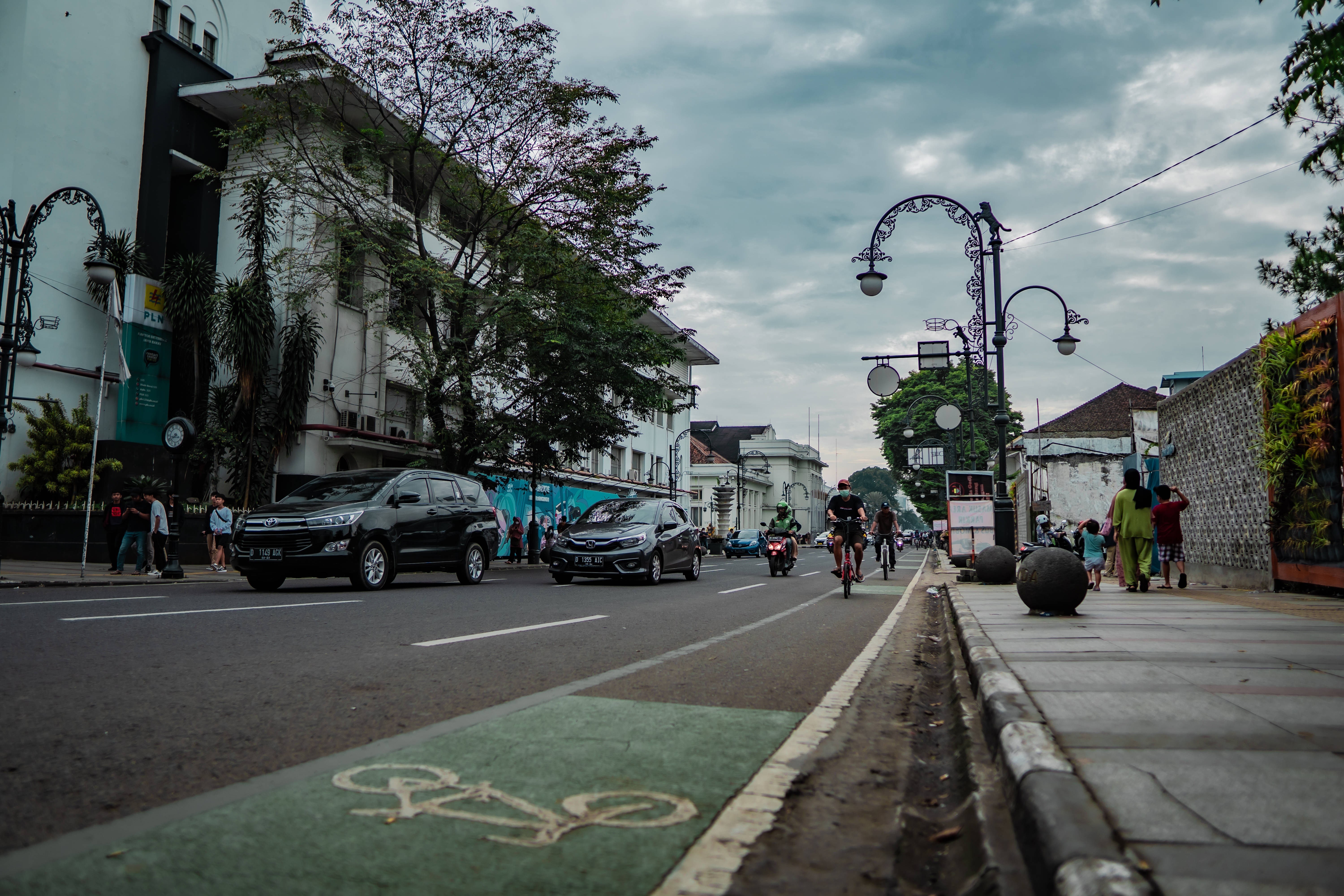 Morning City, biking, cloudy day, 5K Desktop Wallpaper