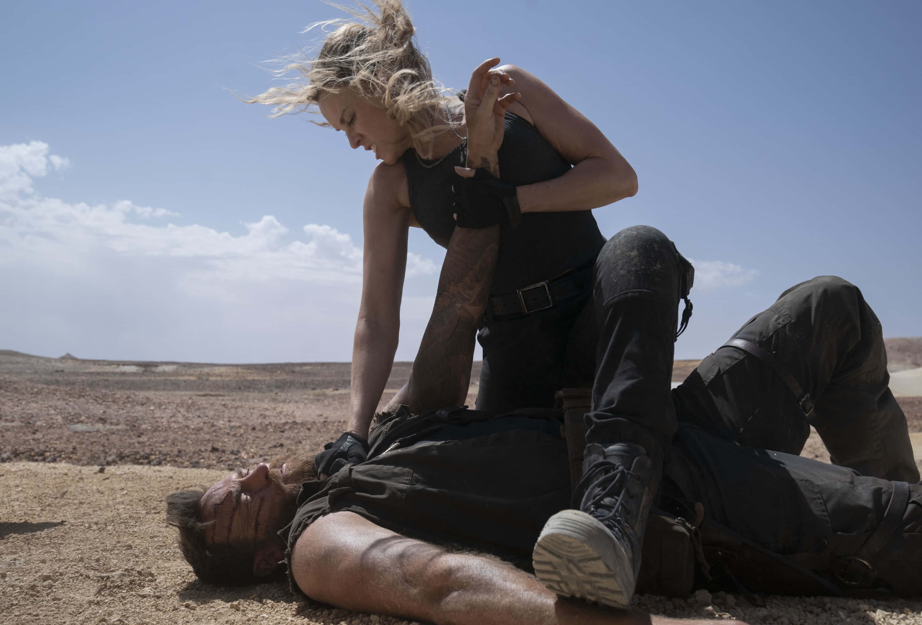 Mortal Kombat 2021, woman in black tactical gear, man on the ground, 2K Desktop Wallpaper