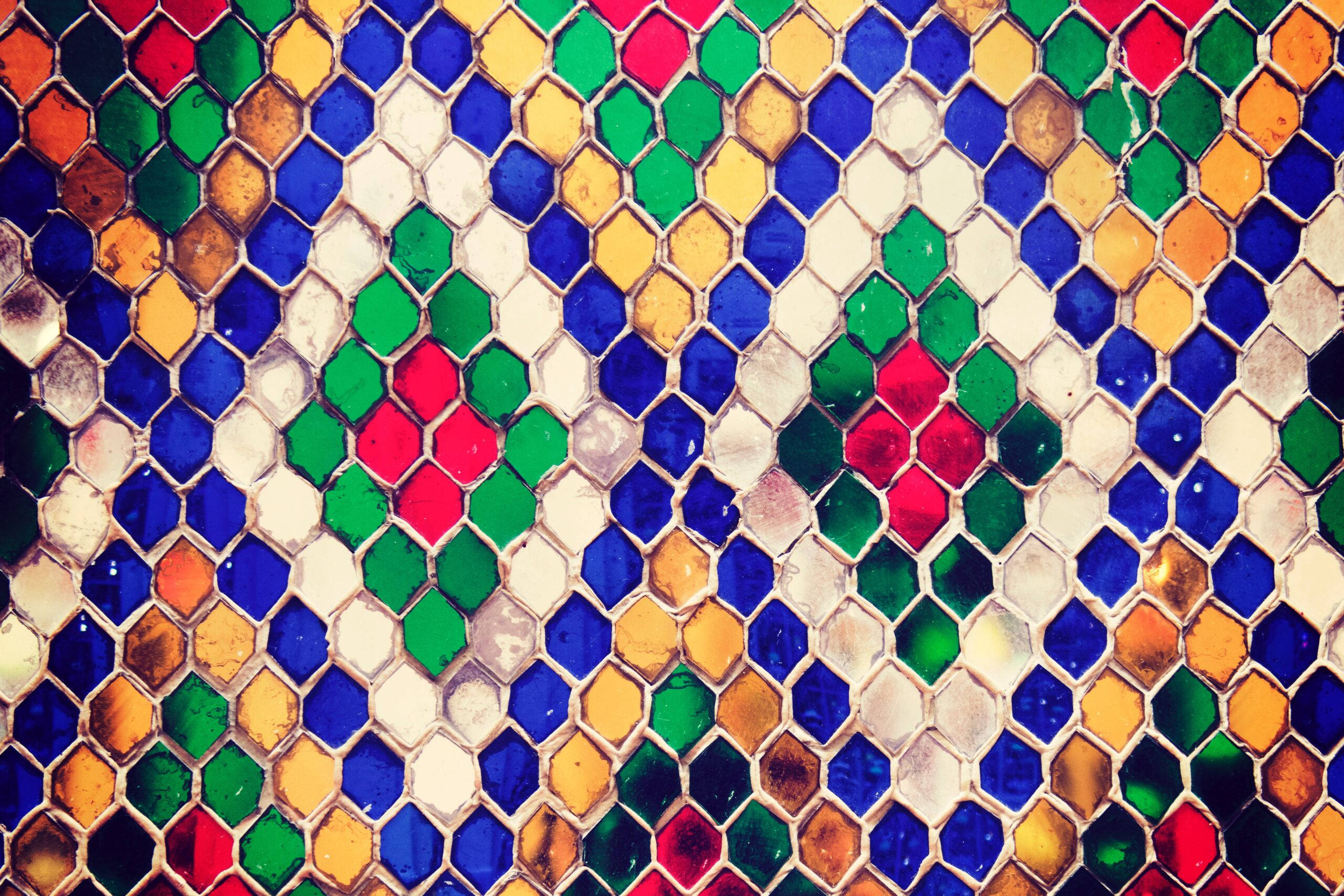 stained hexagonal mosaic, red, blue, 2K Desktop Wallpaper