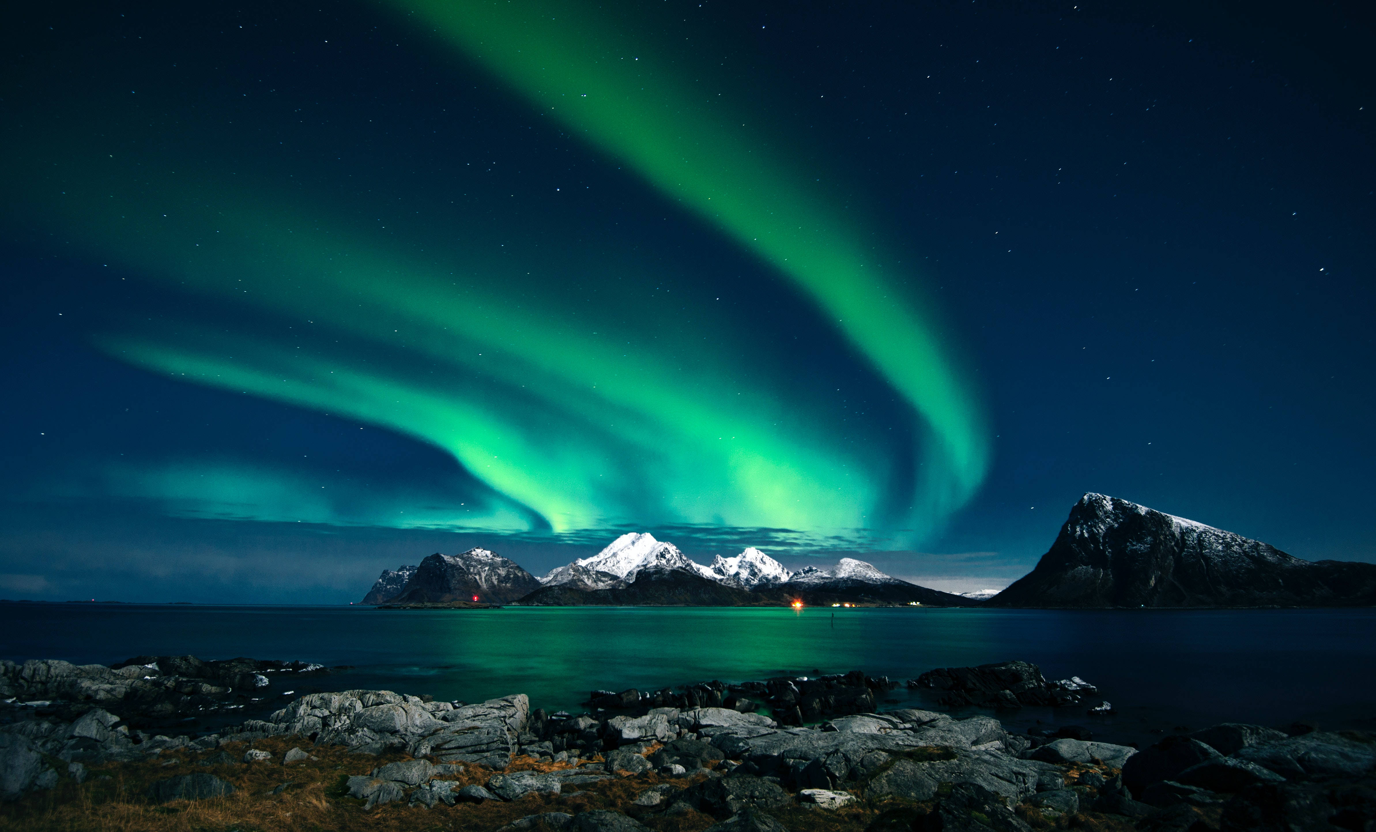 aurora borealis, starry night sky, snowcapped mountains, 4K Desktop Wallpaper