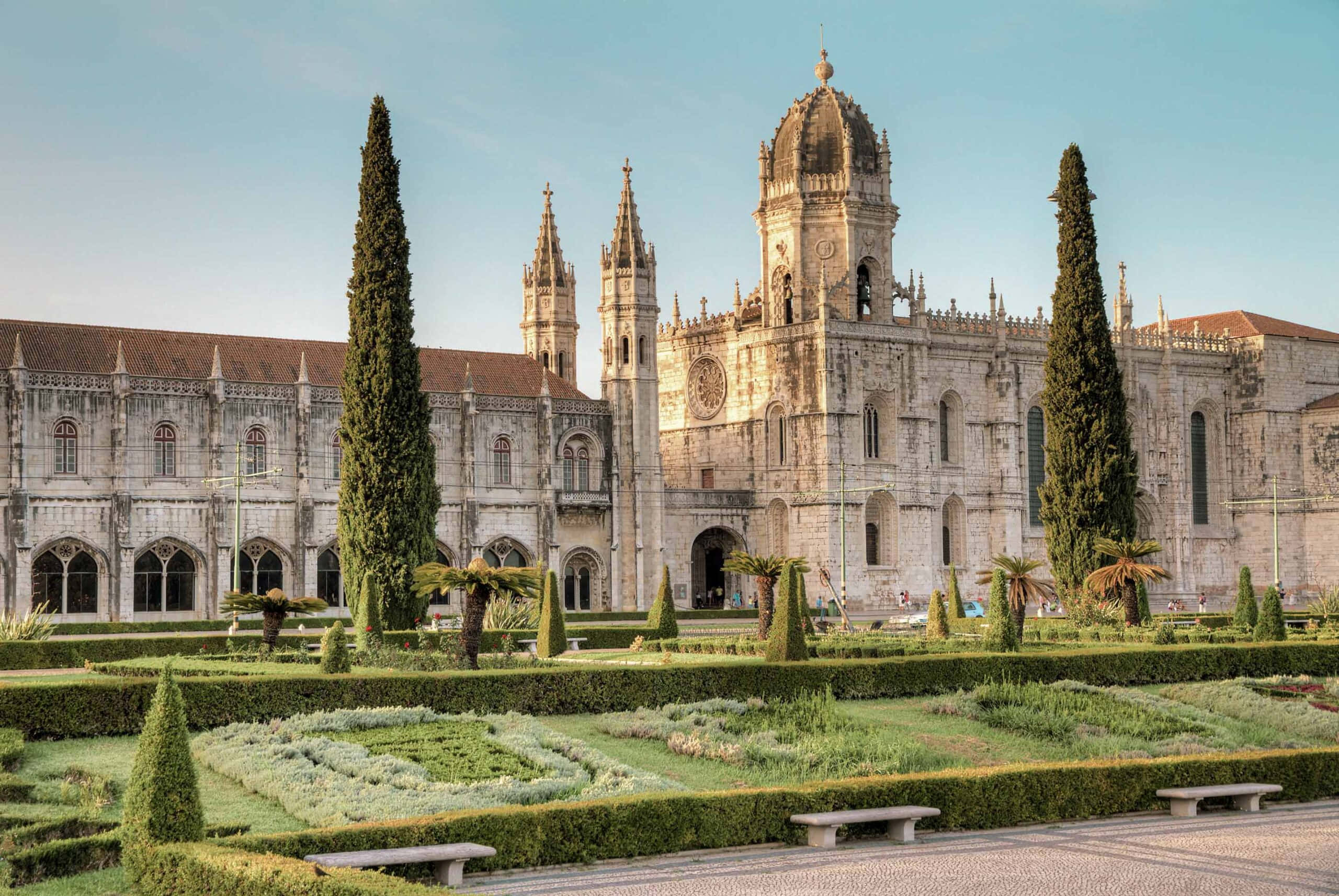 Mosteiro Dos Jeronimos, ornate stone architecture, manicured gardens, 2K Desktop Wallpaper