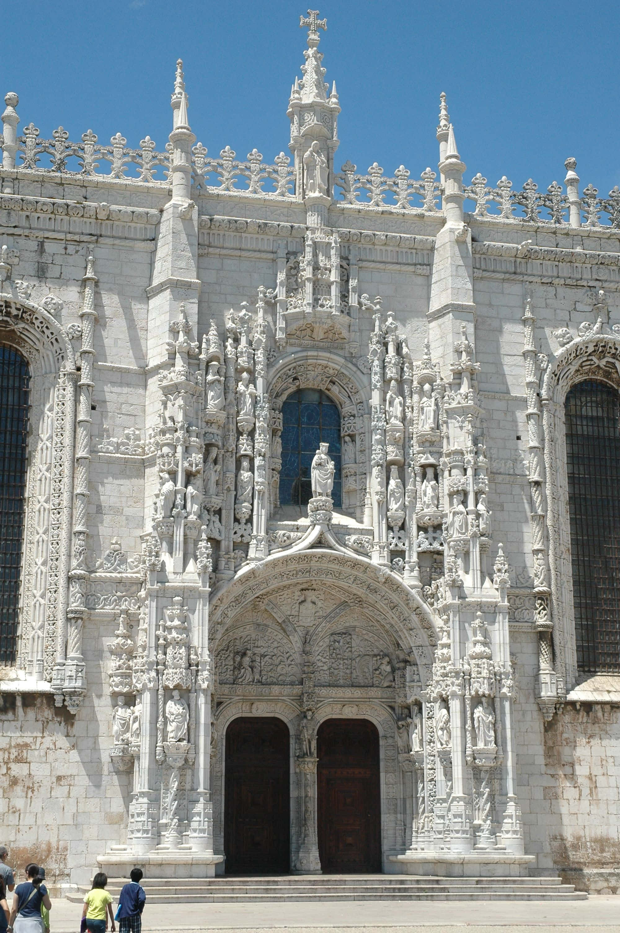 Mosteiro Dos Jeronimos, front entrance, white stone cathedral facade, 2K Phone Wallpaper