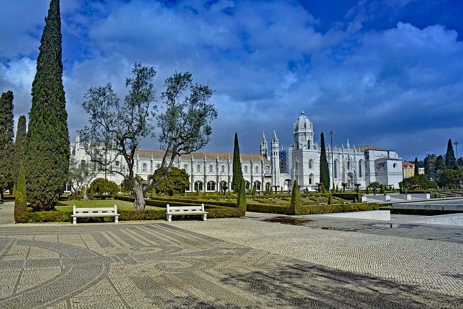 Mosteiro Dos Jeronimos, white monastery, ornate towers, SD Desktop Wallpaper