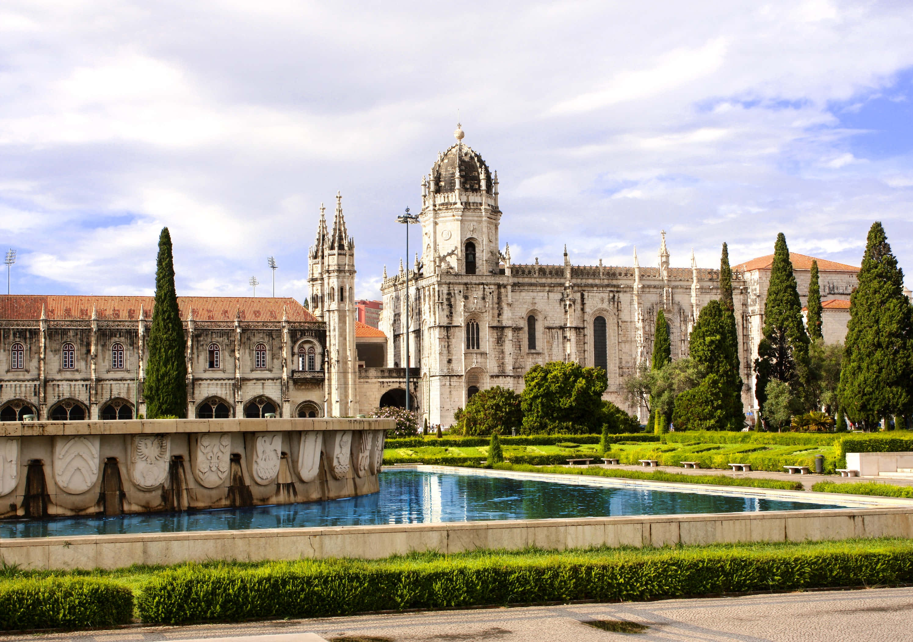 Mosteiro Dos Jeronimos, reflective pool, manicured gardens, 2K Desktop Wallpaper