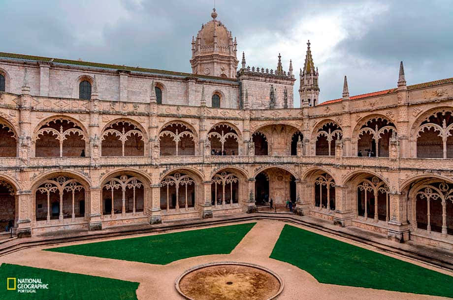 Mosteiro Dos Jeronimos, Gothic arches, manicured green lawn, SD Desktop Wallpaper