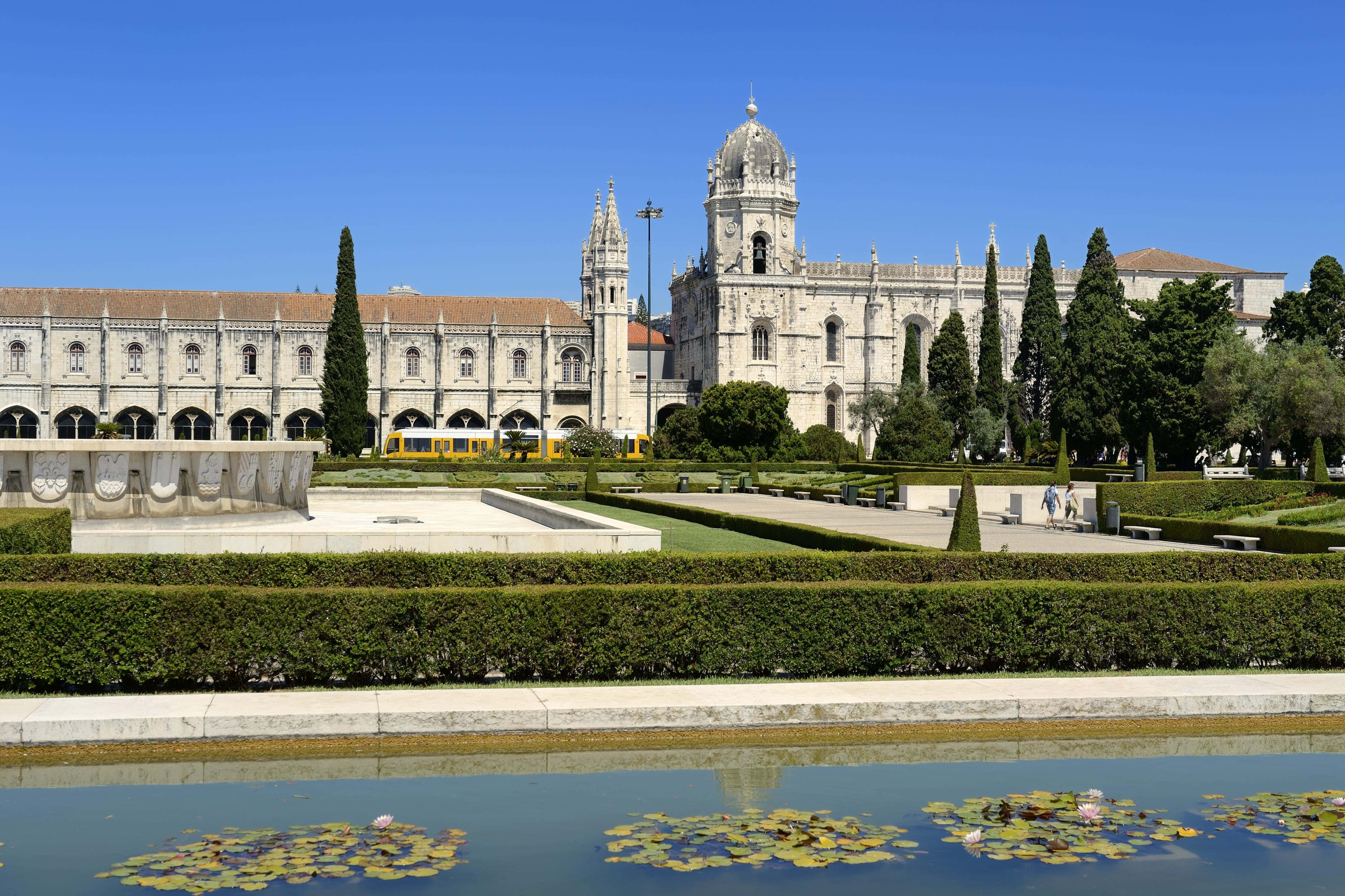Mosteiro Dos Jeronimos, lily pond, manicured gardens, 4K Desktop Wallpaper