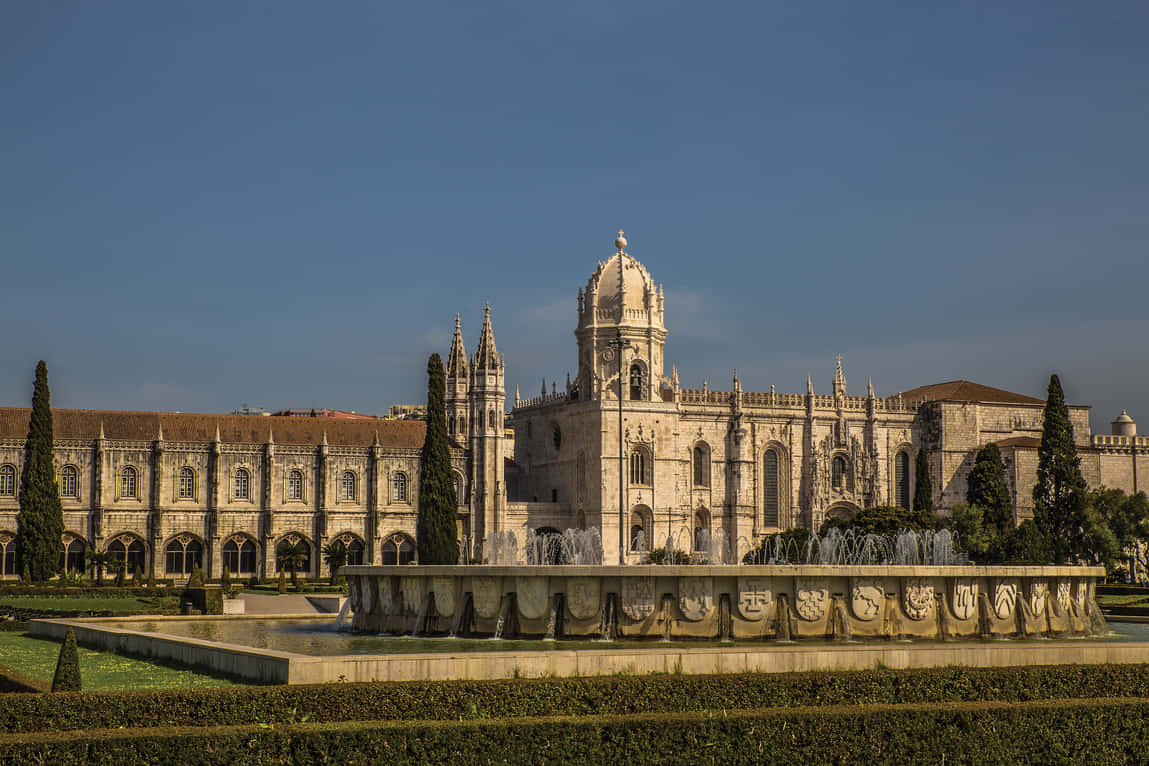 Mosteiro Dos Jeronimos, ornate stone architecture, central fountain, SD Desktop Wallpaper