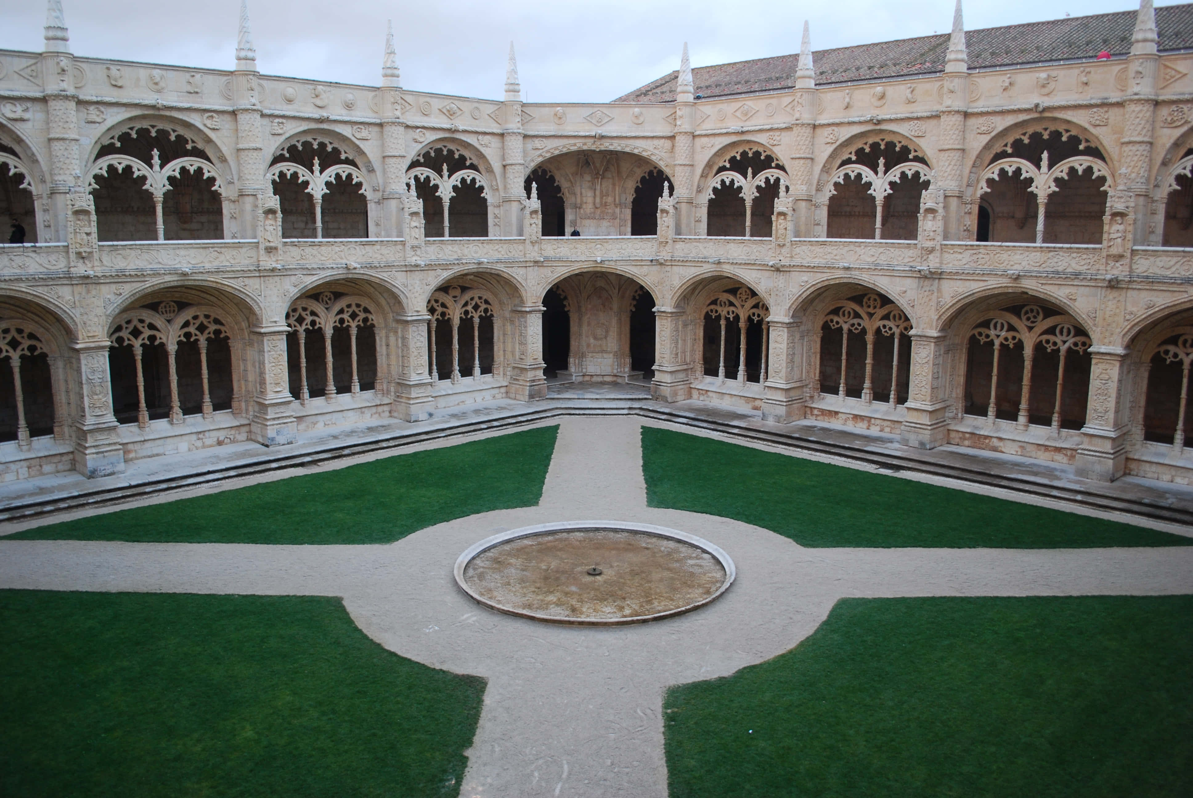 Mosteiro dos Jeronimos, Gothic cloister courtyard, stone arches, 4K Desktop Wallpaper