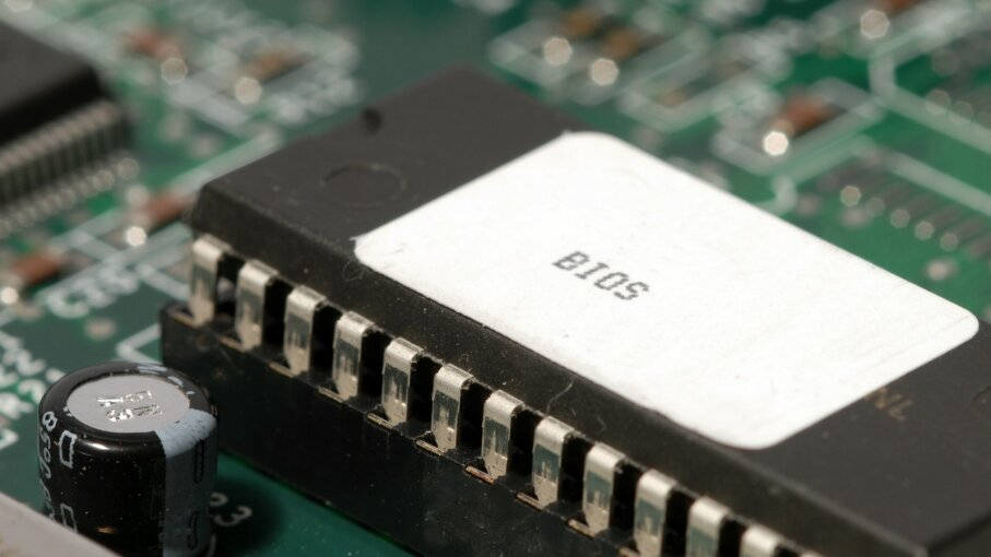 BIOS chip, green circuit board, electronic components, SD Desktop Wallpaper