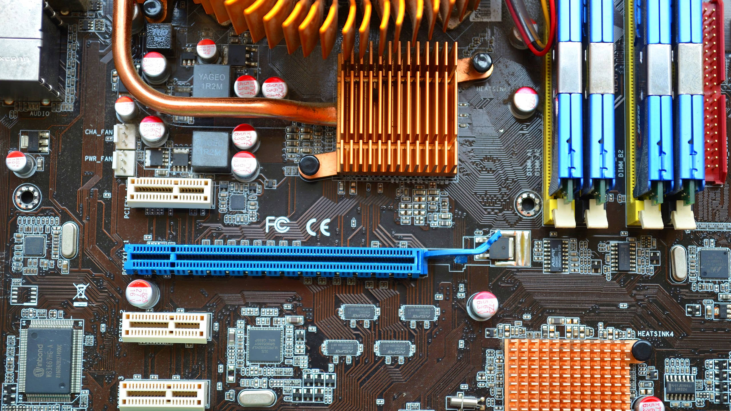 motherboard, copper heatsink, blue RAM slots, 2K Desktop Wallpaper