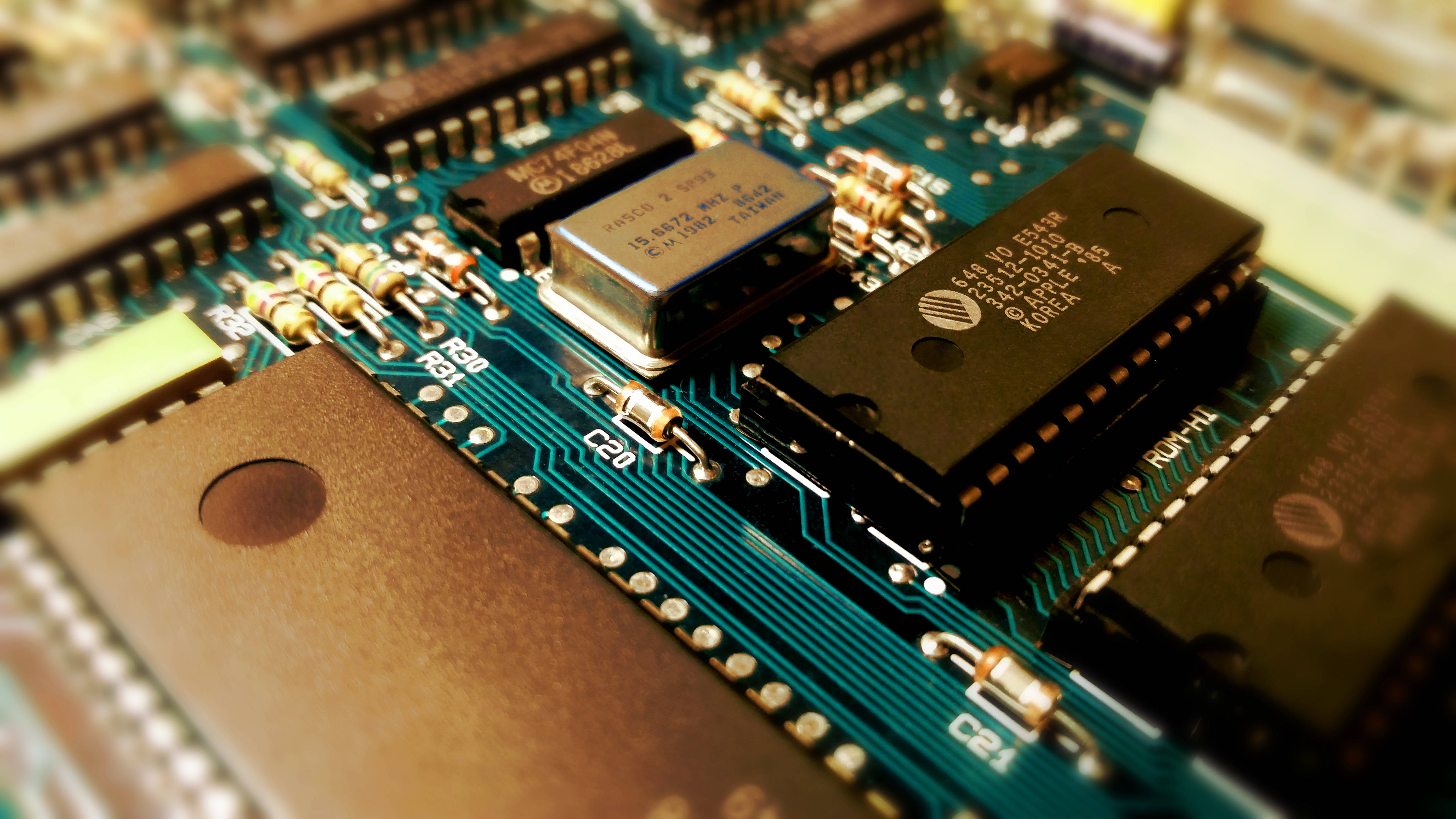 green circuit board, black integrated circuits, gold-plated connectors, 5K Desktop Wallpaper