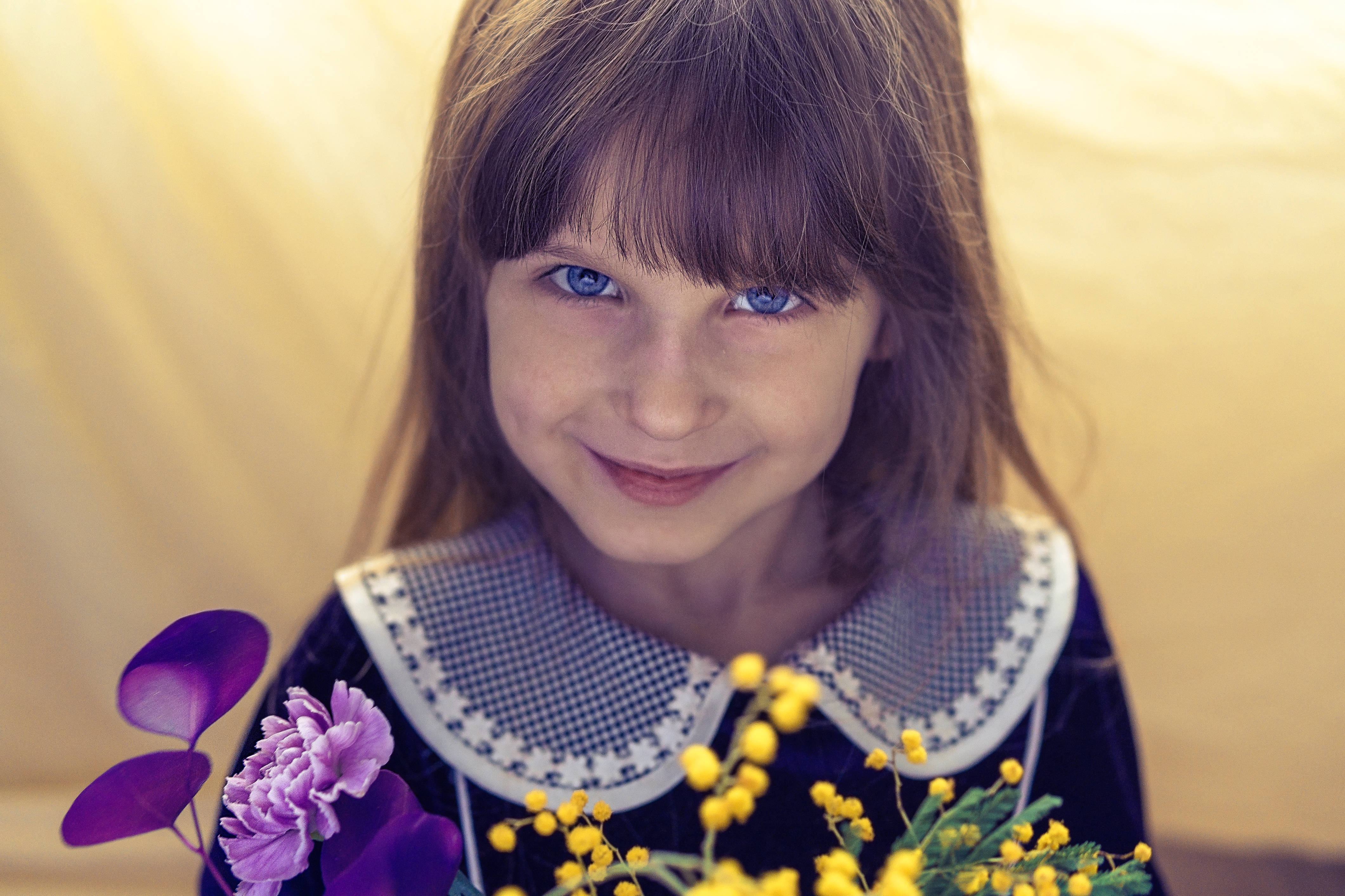 Mothers Day, bright blue eyes, bouquet of purple and yellow flowers, 4K Desktop Wallpaper