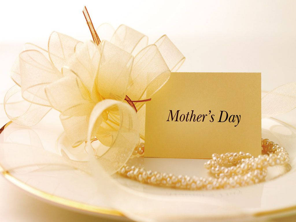 golden Mother's Day card, white plate, pearl necklace, SD Desktop Wallpaper