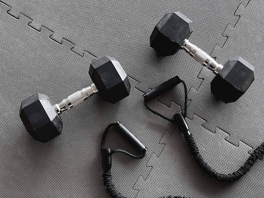 black hex dumbbells, resistance band, gray interlocking gym mat, SD Desktop Wallpaper