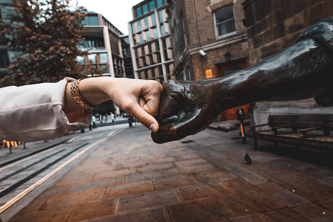 bronze statue hand, city street, historic buildings, SD Desktop Wallpaper