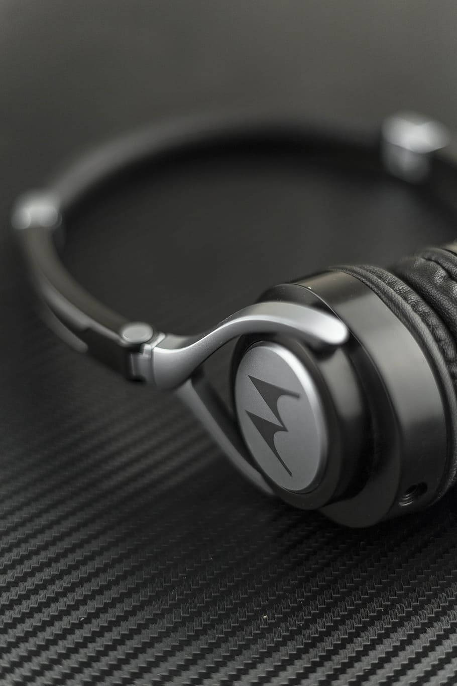 Motorola, black headphones, silver accents, HD Phone Wallpaper