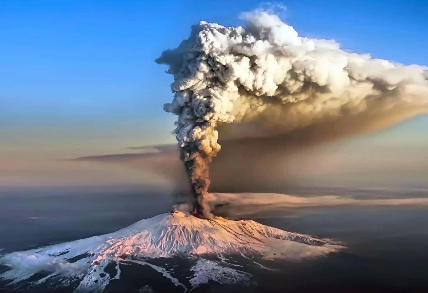 Mount Etna, snowcapped volcano, massive plume of ash and smoke, HD Desktop Wallpaper